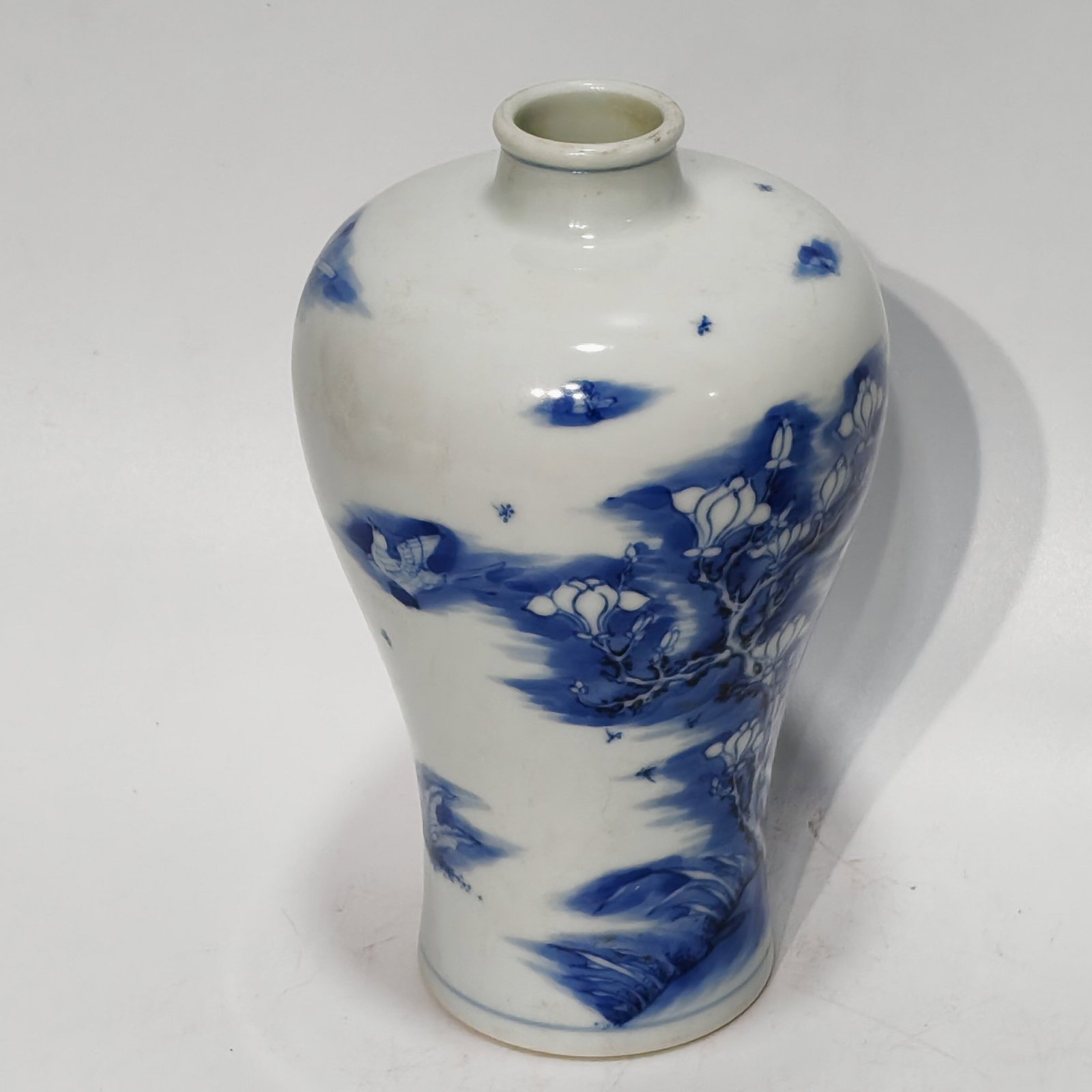 An Exquisite Blue and White Flower Pattern Vase - 5