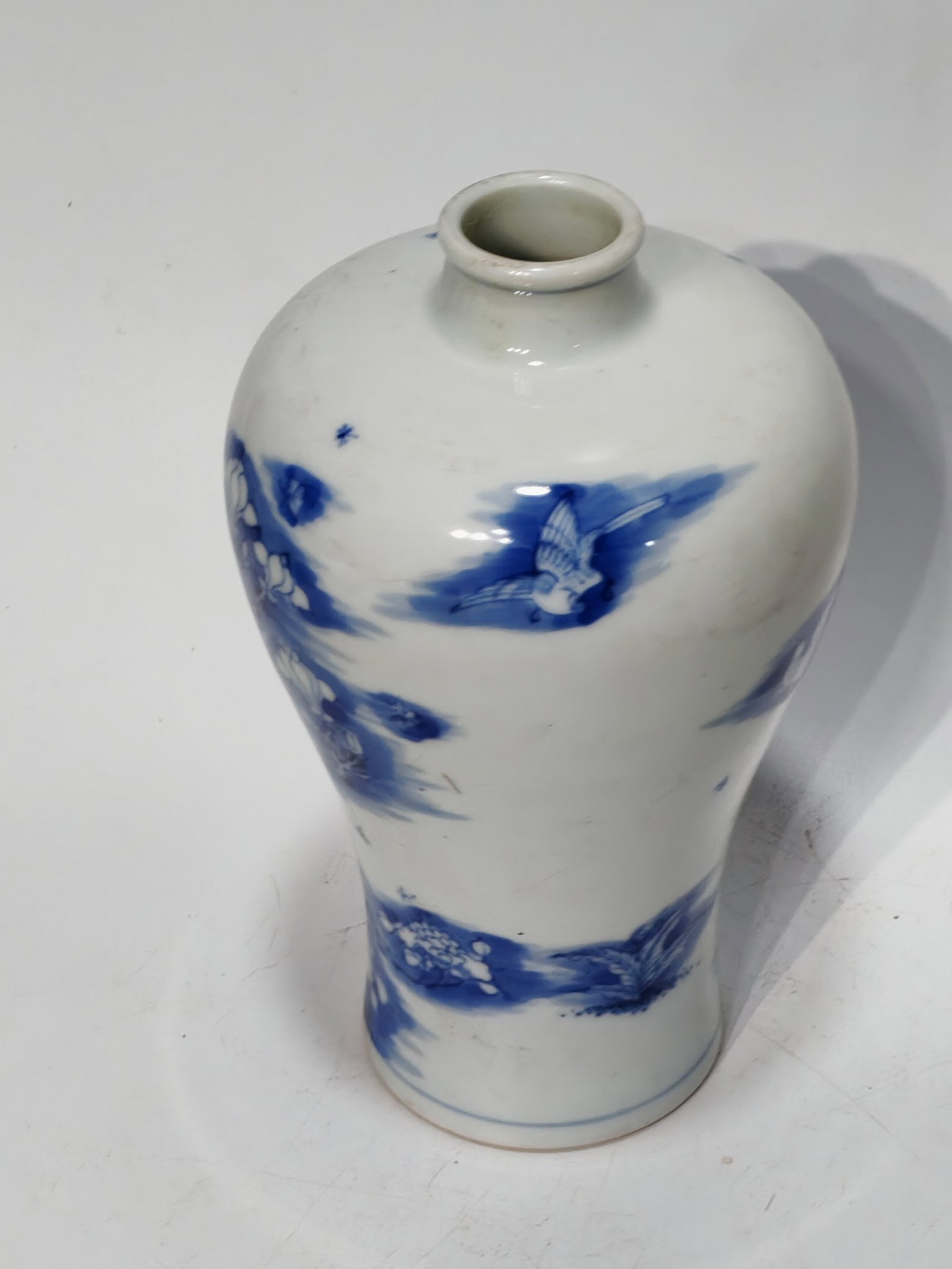 An Exquisite Blue and White Flower Pattern Vase - 6