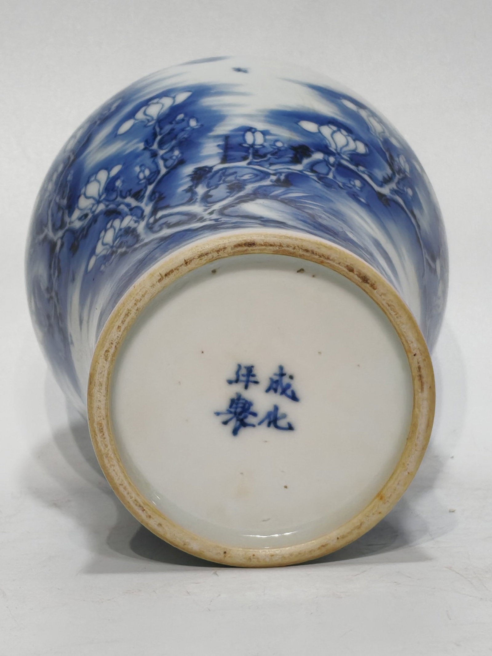 An Exquisite Blue and White Flower Pattern Vase - 7