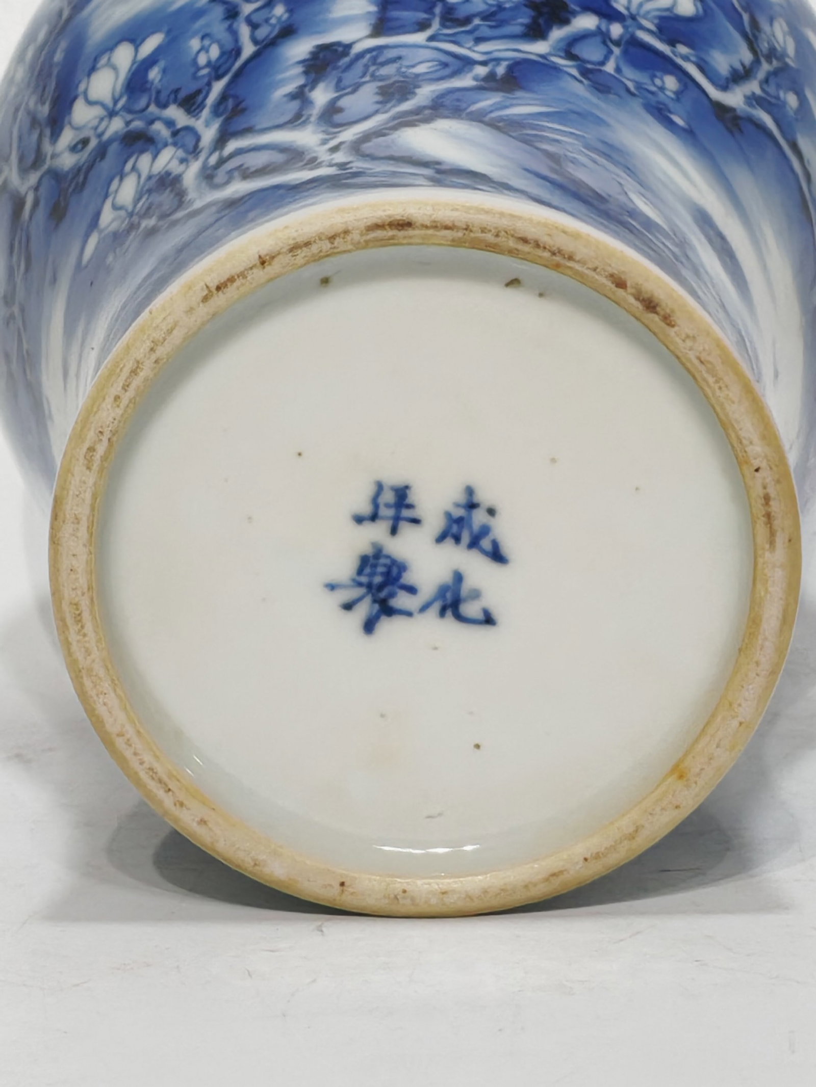 An Exquisite Blue and White Flower Pattern Vase - 8