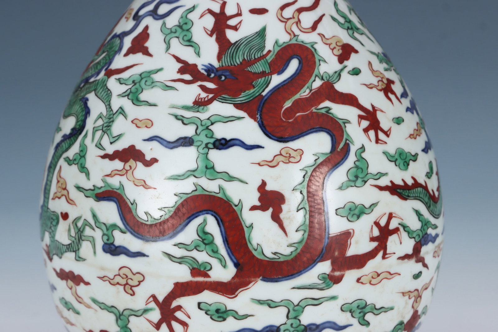 A Rare Wucai Auspicious Cloud and Dragon Pattern Vase - 4