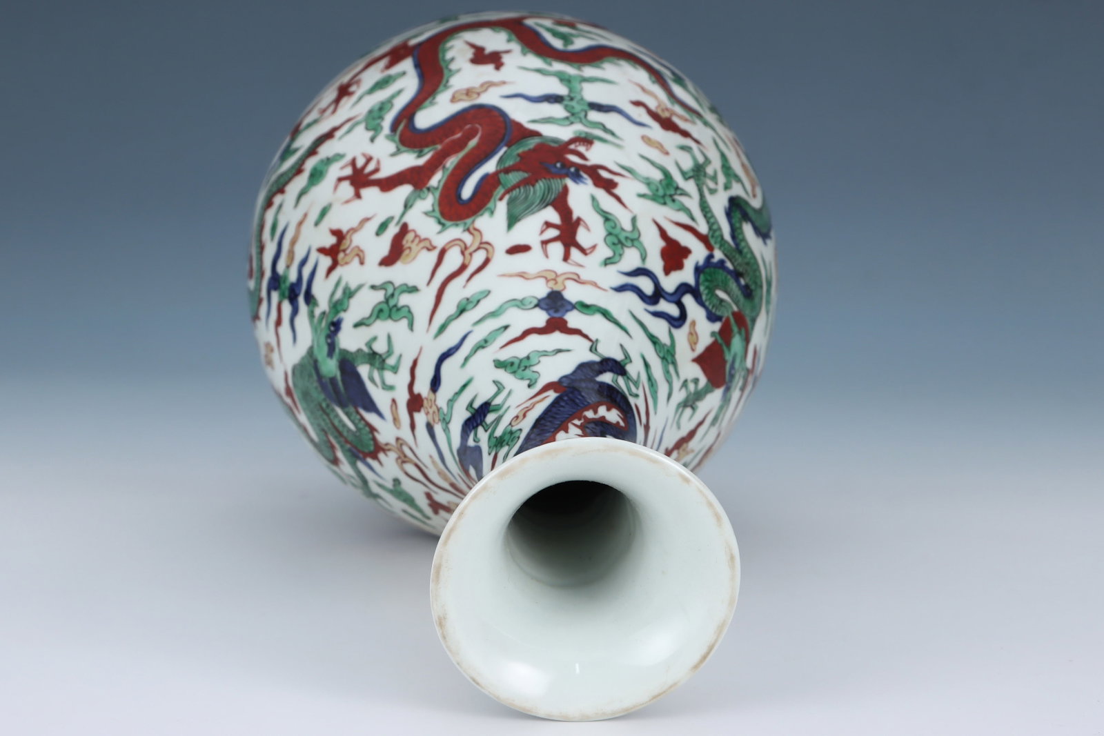 A Rare Wucai Auspicious Cloud and Dragon Pattern Vase - 6