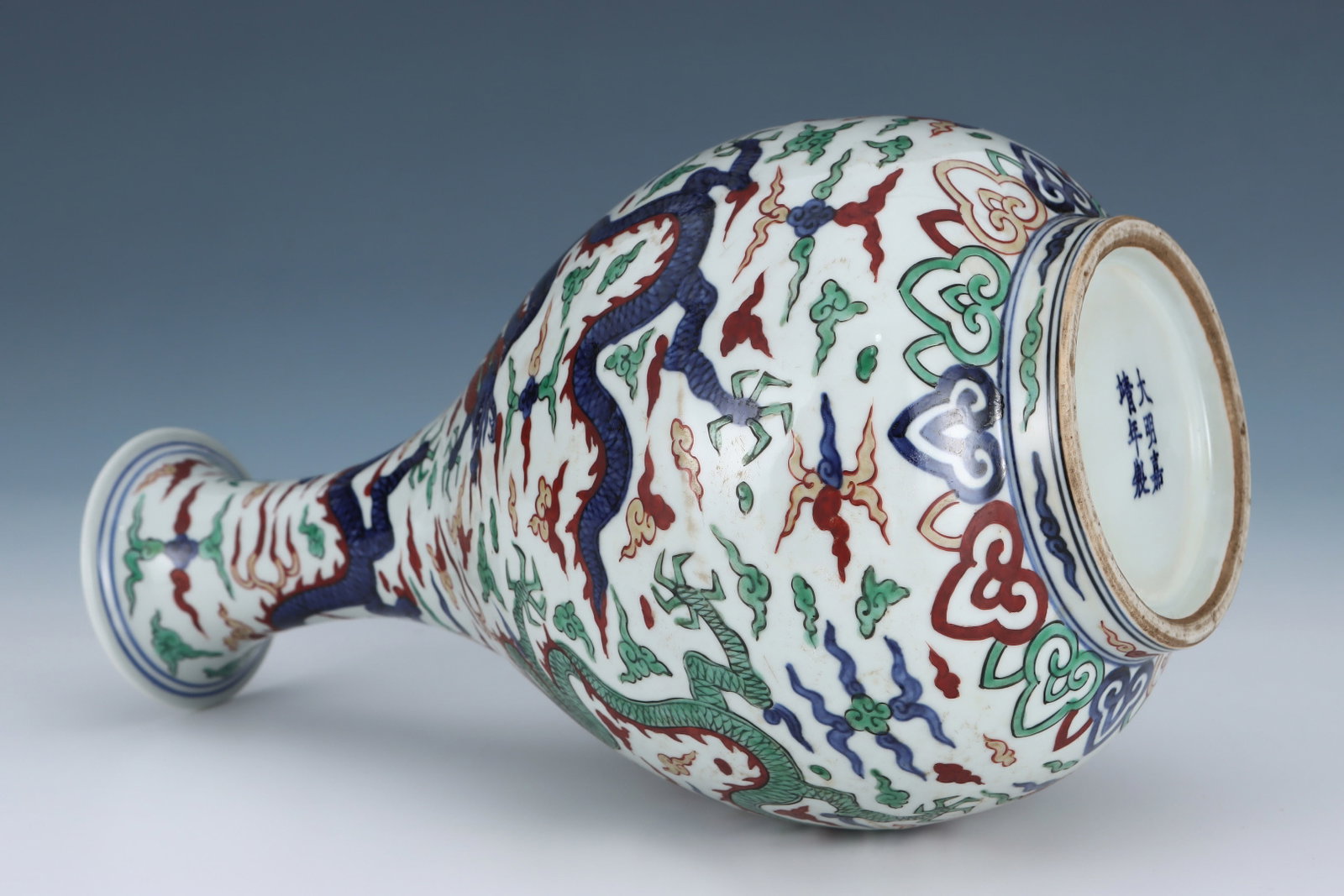 A Rare Wucai Auspicious Cloud and Dragon Pattern Vase - 7