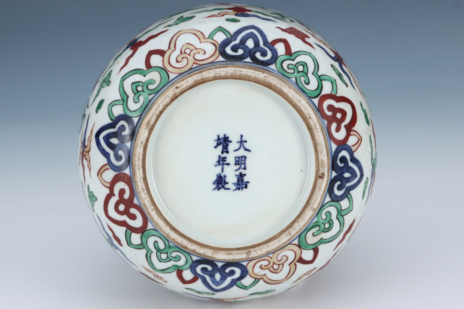 A Rare Wucai Auspicious Cloud and Dragon Pattern Vase - 8