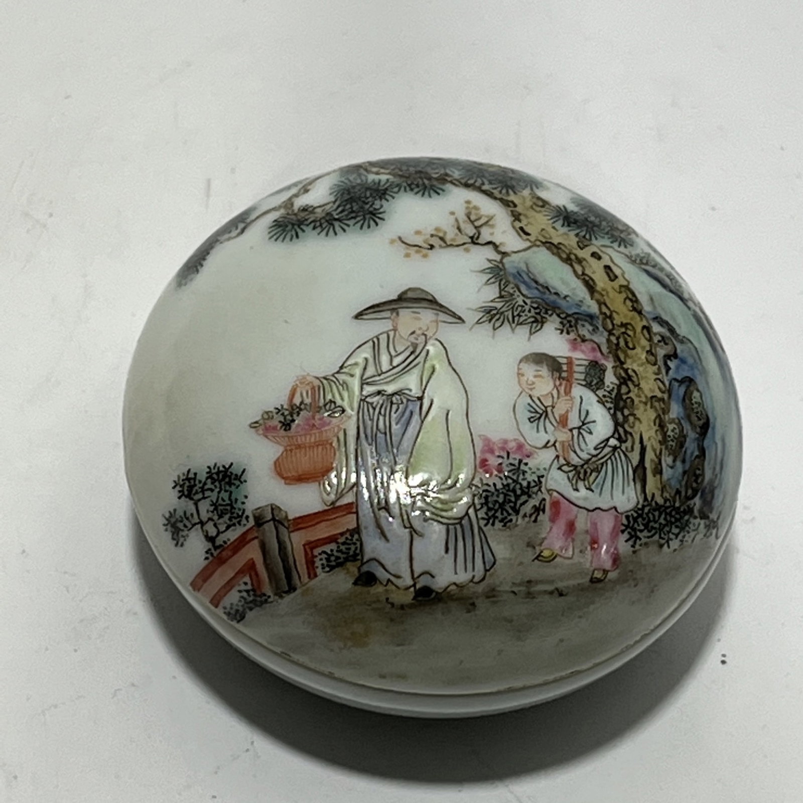An Exquisite Famille-Rose Figure Pattern Box with Cover: An Exquisite Famille-Rose Figure Pattern Box with Cover,Qing Dynasty,China,Yongzheng Four-character Mark,Size:2.4in