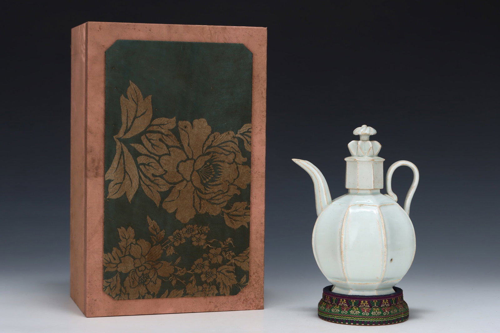 An Exquisite Hutian yao Ewer: An Exquisite Hutian yao Ewer,Song Dynasty,China,Size:8.2inx6.3in 湖田窑执壶,中国宋代