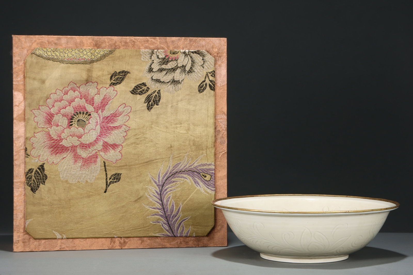 An Exquisite Ding yao Flower and Deer Pattern Cover with Gold Plate: An Exquisite Ding yao Flower and Deer Pattern Cover with Gold Plate,Song Dynasty,China,Size:3.3inx11.1in 定窑花卉鹿纹金口盘,中国ध