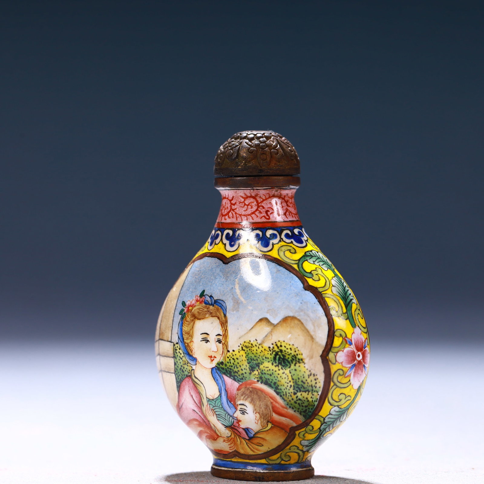 An Exquisite Painted Enamel Figure Pattern Snuff Bottle - 2