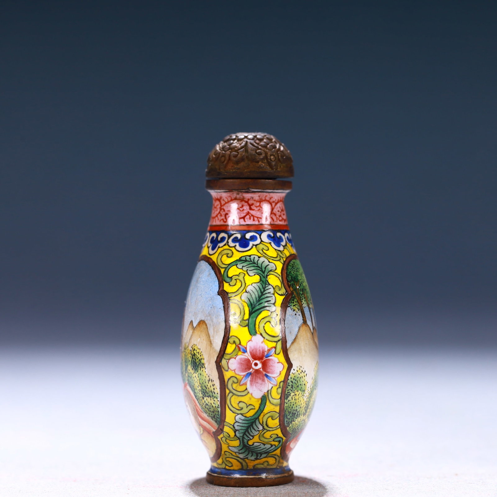 An Exquisite Painted Enamel Figure Pattern Snuff Bottle - 3