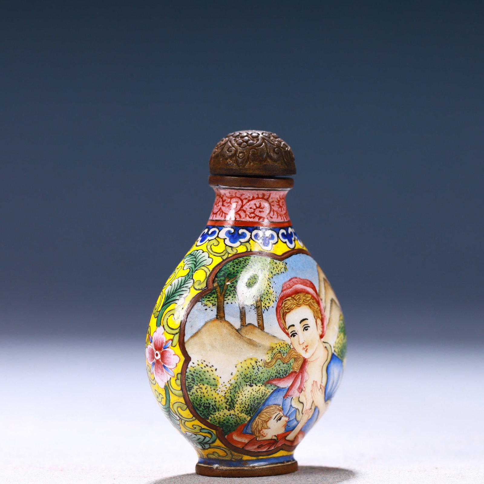 An Exquisite Painted Enamel Figure Pattern Snuff Bottle - 4