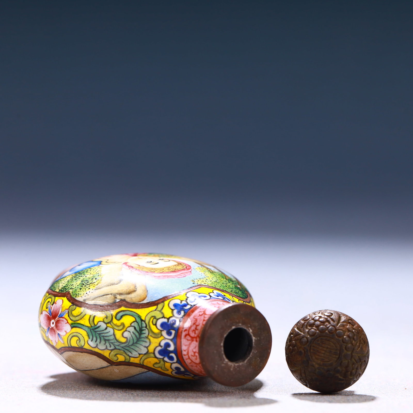 An Exquisite Painted Enamel Figure Pattern Snuff Bottle - 6