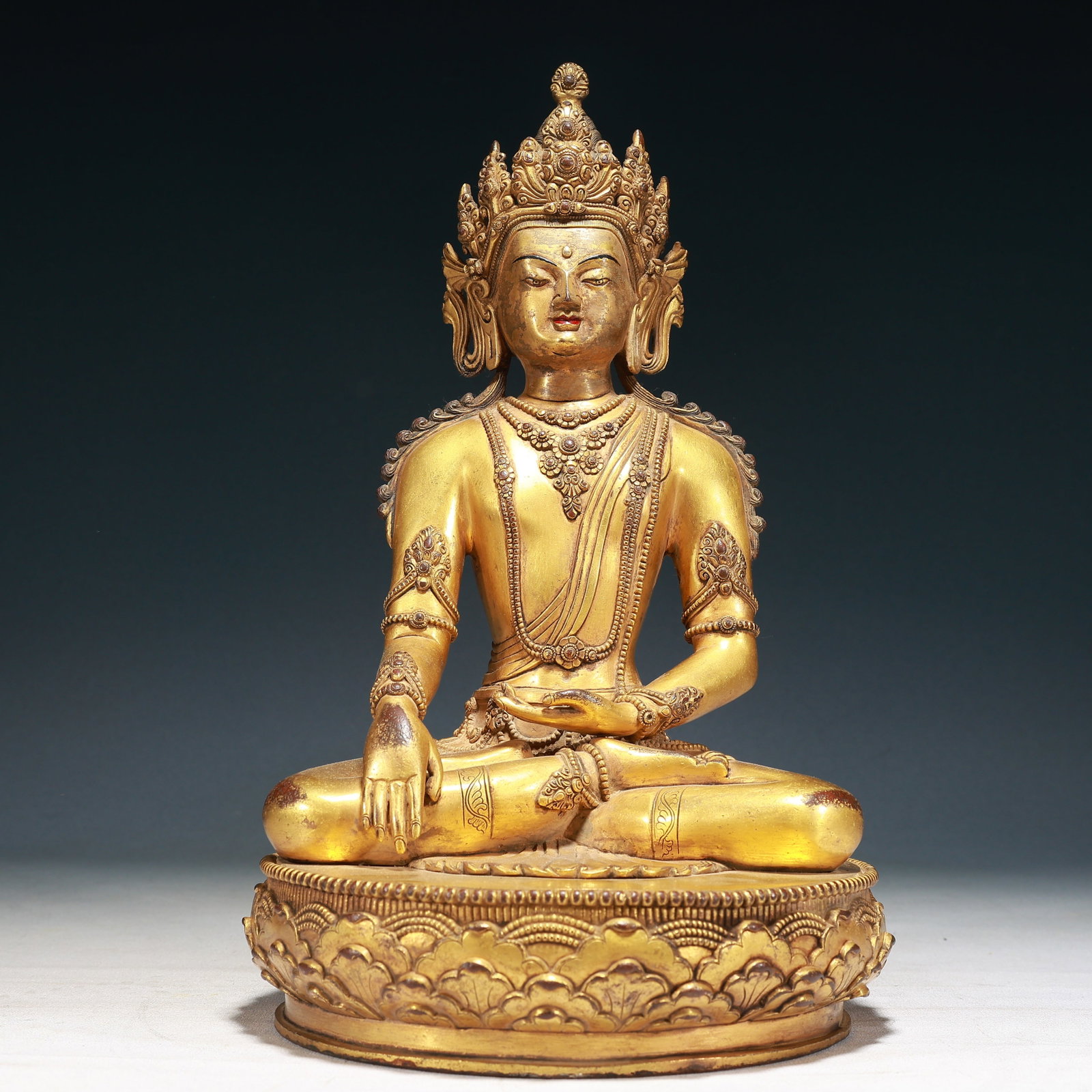 A Solemn Gilt Bronze Statue of Avalokitesvara: A Solemn Gilt Bronze Statue of Avalokitesvara,Qing Dynasty,China,Size:7.9inx13.8in,Weight:5950g 铜鎏金观音像,中国清代