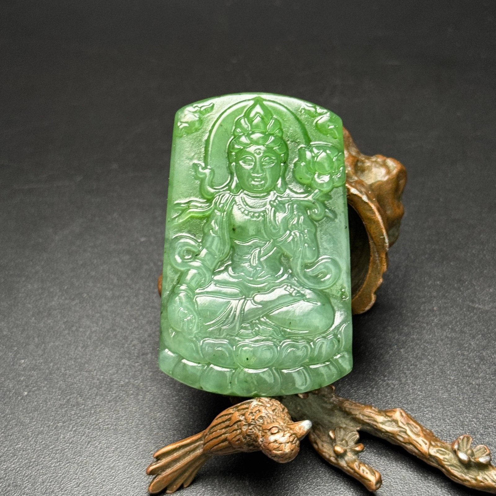 An Exquisite Jasper Auspicious Cloud and Statue of Avalokitesvara Pattern Pendant: An Exquisite Jasper Auspicious Cloud and Statue of Avalokitesvara Pattern Pendant,Qing Dynasty,China,Size:36mmx57mmx9mm,Weight:40g 碧玉祥云观音像纹ý