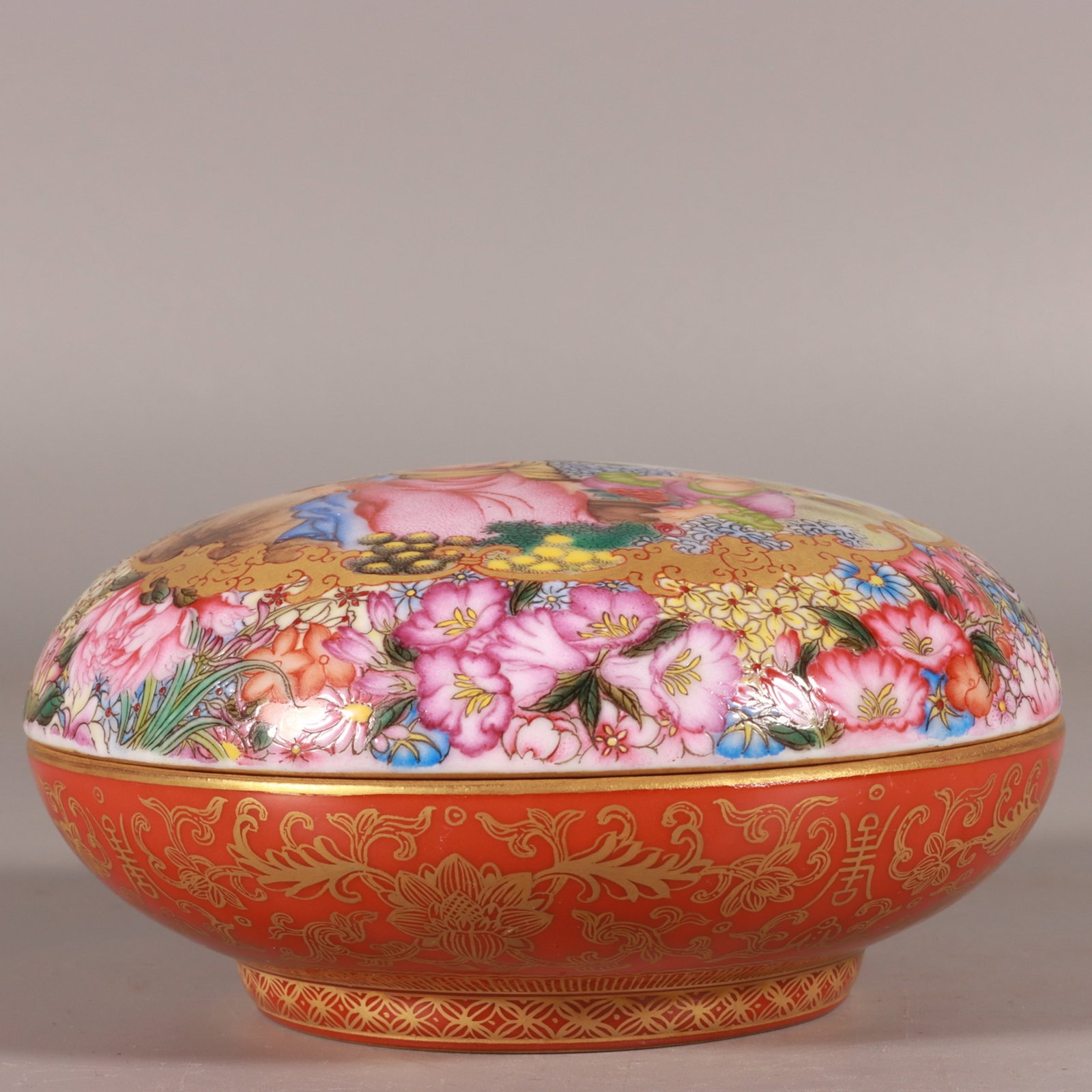An Exquisite Enamel Painted Gold Flower and Figure Pattern Box with Cover: An Exquisite Enamel Painted Gold Flower and Figure Pattern Box with Cover,Qing Dynasty, China,Qianlong Four-character Mark,Size:2.4inx4.5in