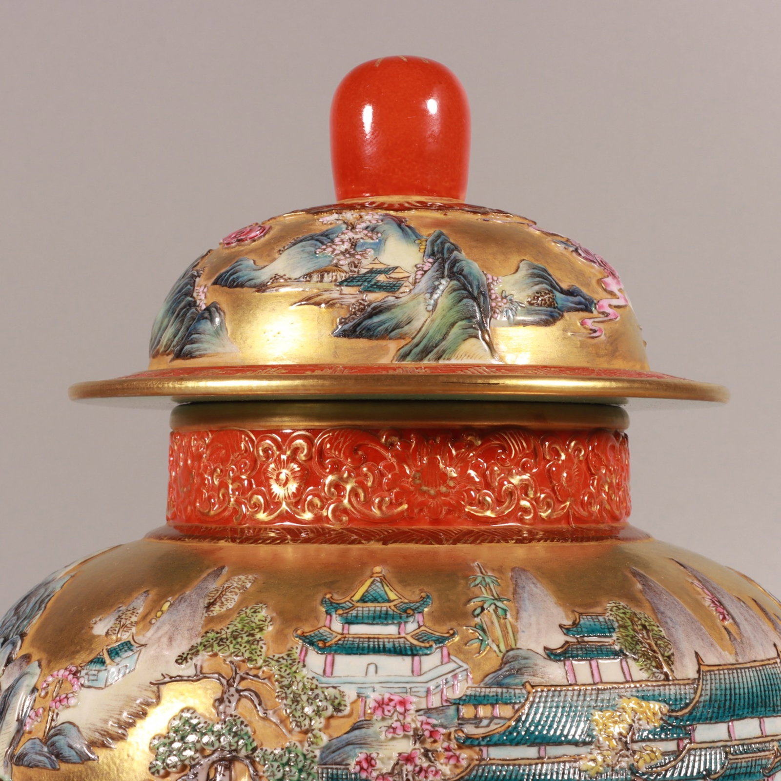 An Exquisite Enamel Gold Ground Landscape Pattern Tea Caddy - 2