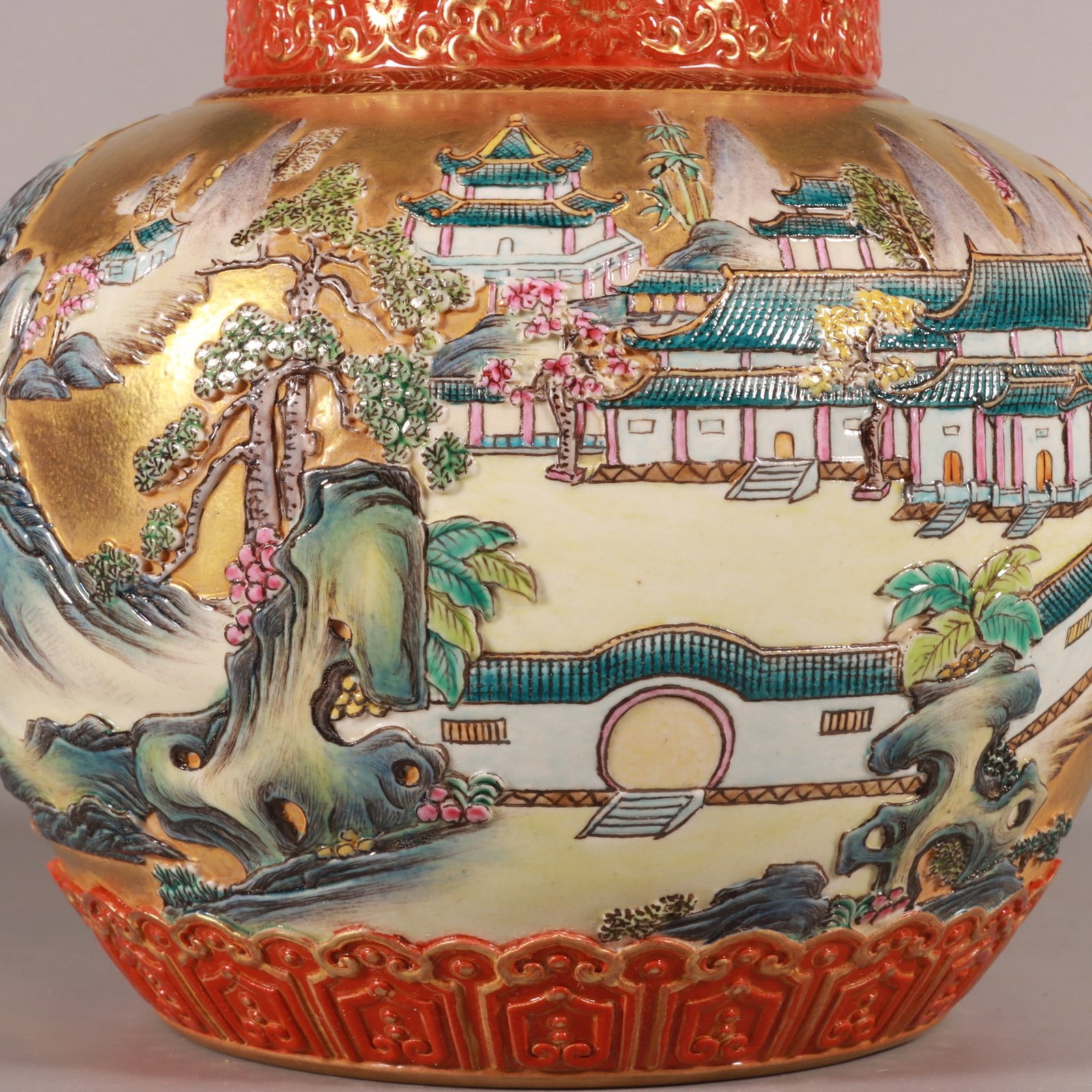 An Exquisite Enamel Gold Ground Landscape Pattern Tea Caddy - 3
