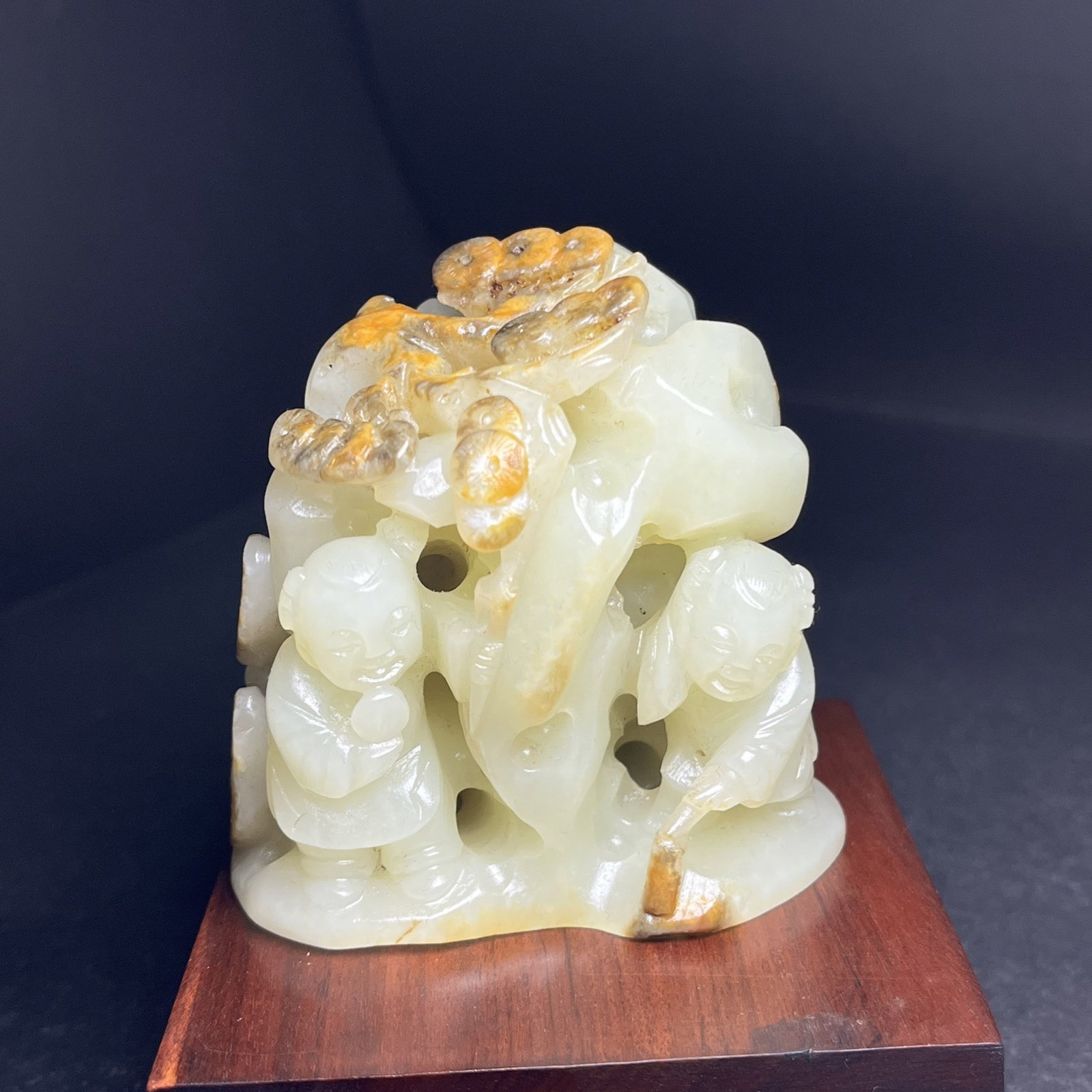 An Exquisite White Jade Figure Pattern Ornament: An Exquisite White Jade Figure Pattern Ornament,Qing Dynasty,China,Size:67mmx43mmx69mm,Weight:252g 白玉人物纹摆件,中国清代