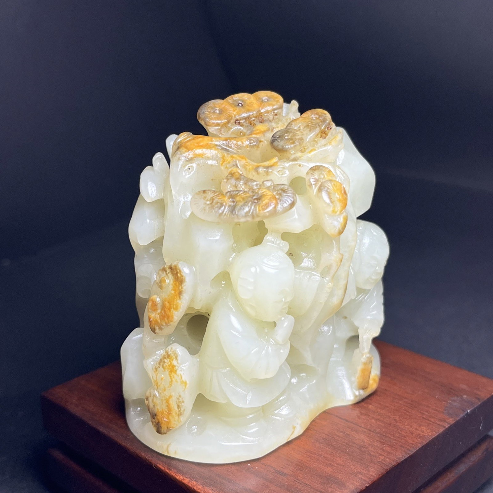 An Exquisite White Jade Figure Pattern Ornament - 2