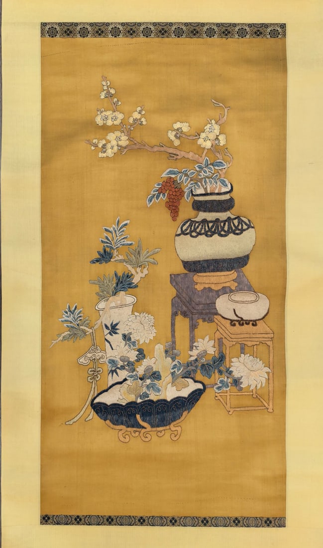 An exquisite picture of Suzhou embroidery palace furnishings: An exquisite picture of Suzhou embroidery palace furnishings, Qing Dynasty, China. The embroidery process uses needles and threads on the fabric to embroider various exquisite patterns and patterns on