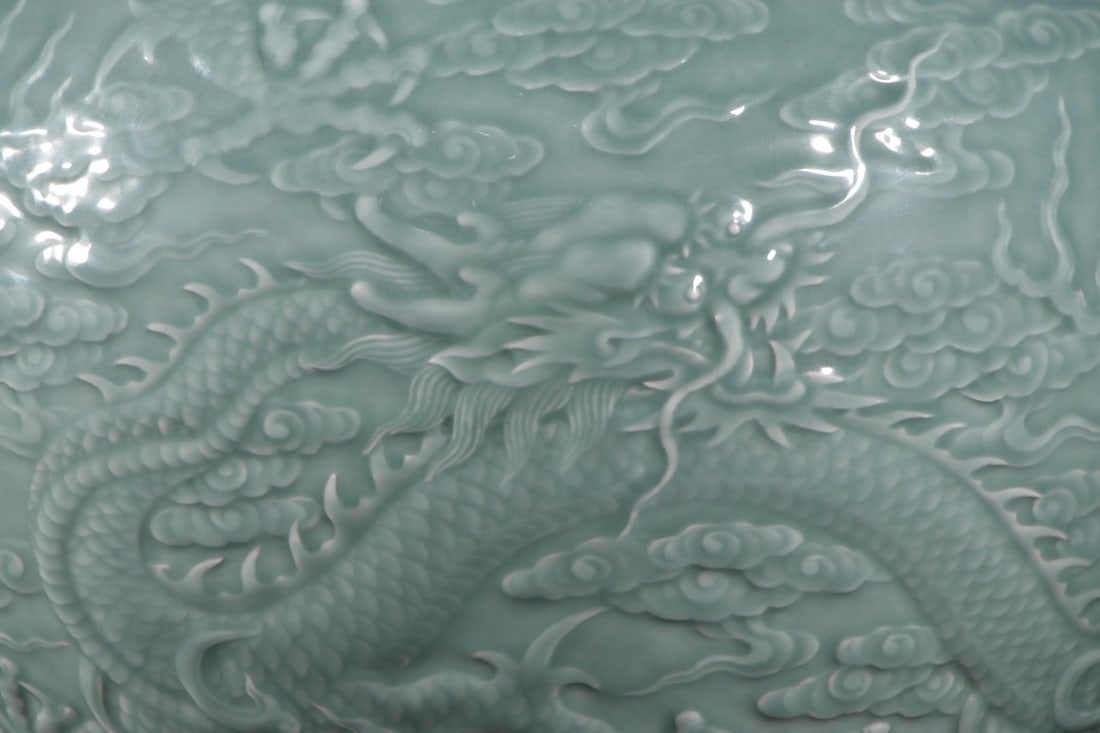 A Huge Celadon Glazed Auspicious Cloud and Dragon Pattern Vase - 7