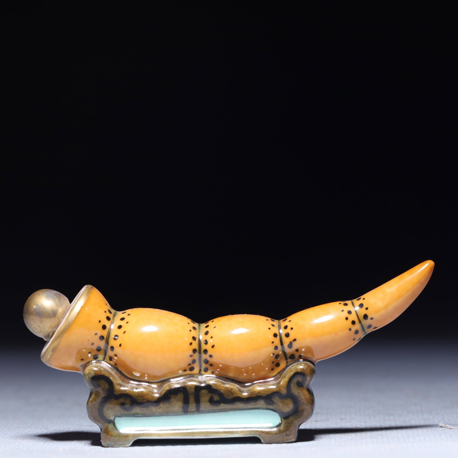 An Exquisite Famille-Rose Lotus Root Snuff Bottle: An Exquisite Famille-Rose Lotus Root Snuff Bottle,Qing Dynasty,China,Qianlong Four-character Mark,Size:3.5inx0.8inx1.6in,Weight:45.3g 粉彩莲藕鼻烟壶,中&