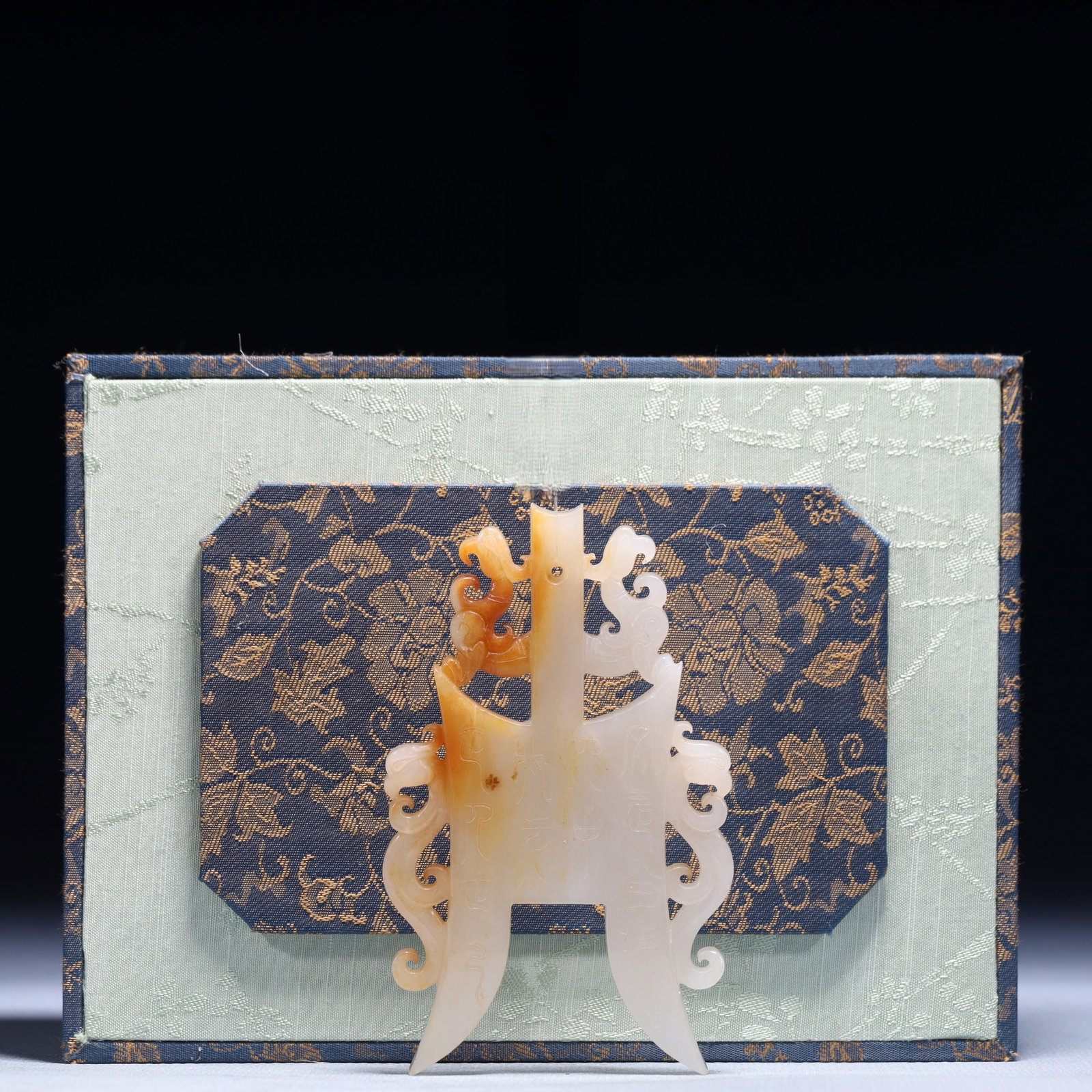 An Exquisite White Jade Dragon Pattern Pendant - 2