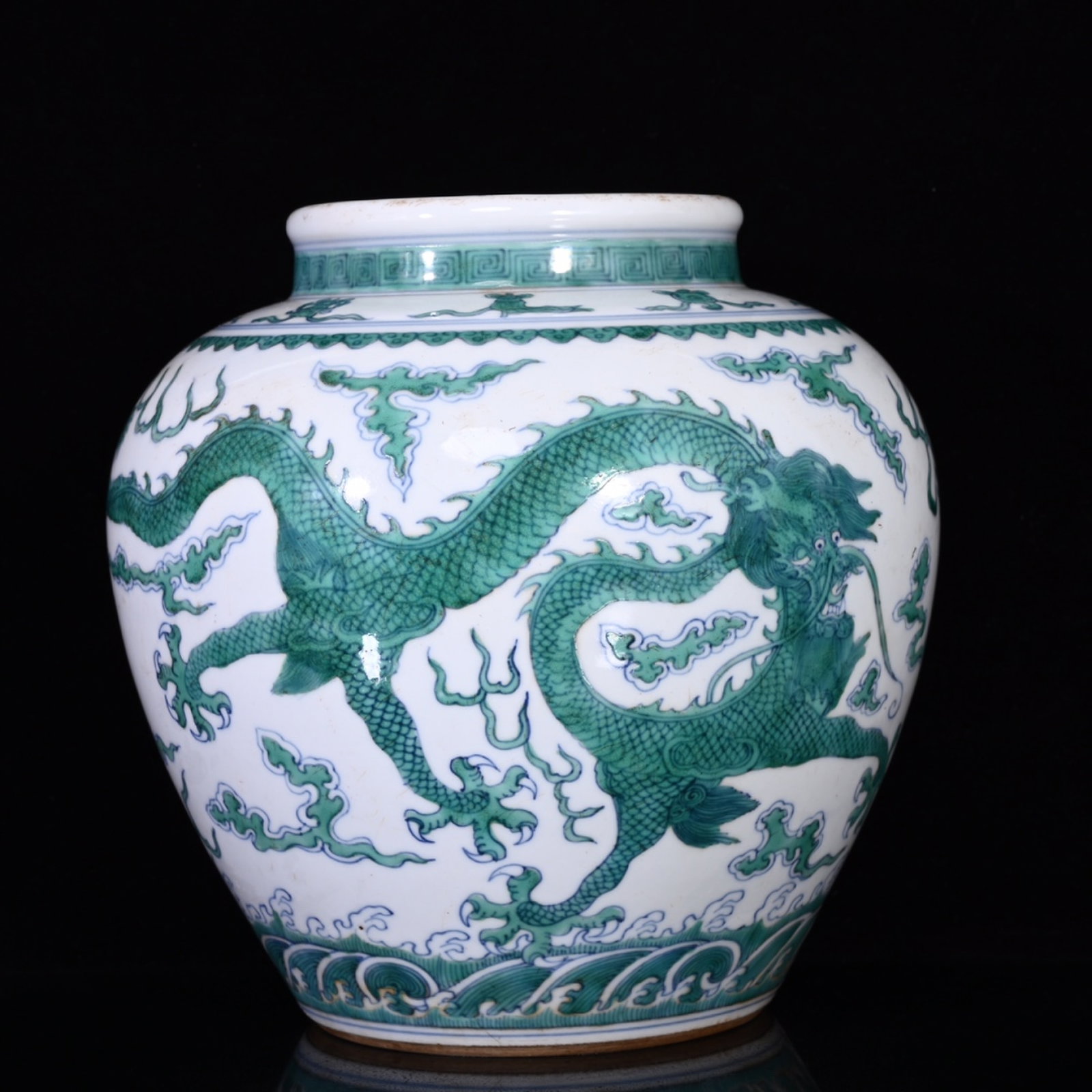 An Exquisite Wucai Auspicious Cloud and Dragon Pattern Jar - 4