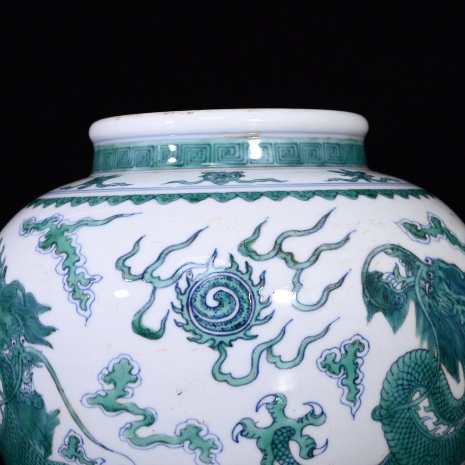 An Exquisite Wucai Auspicious Cloud and Dragon Pattern Jar - 5
