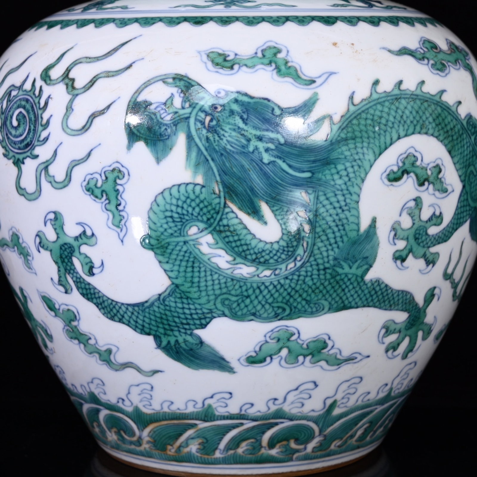 An Exquisite Wucai Auspicious Cloud and Dragon Pattern Jar - 6