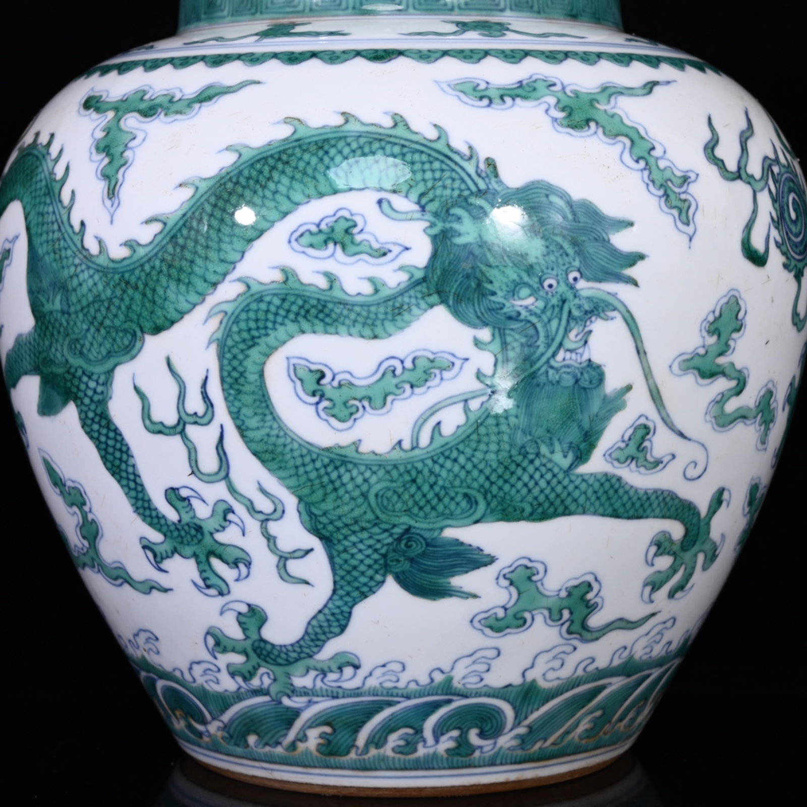 An Exquisite Wucai Auspicious Cloud and Dragon Pattern Jar - 7