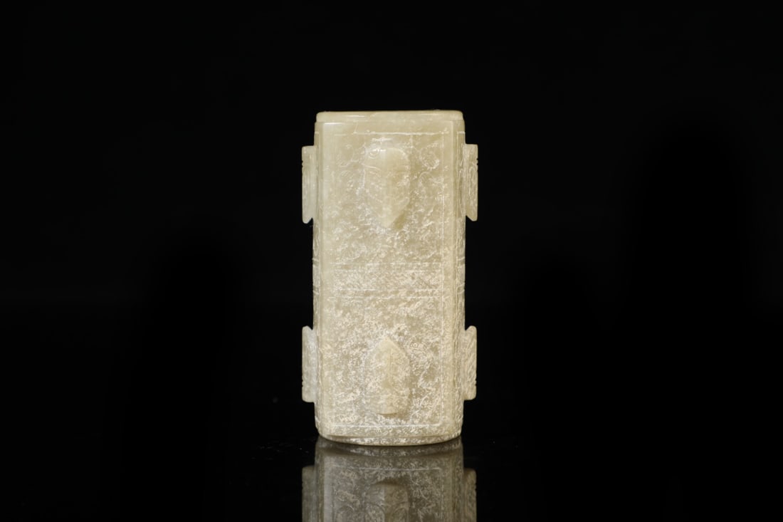 An Exquisite White Jade Ornament: An Exquisite White Jade Ornament,Qing Dynasty,China,Size:3.1inx1.6in,Weight:150g