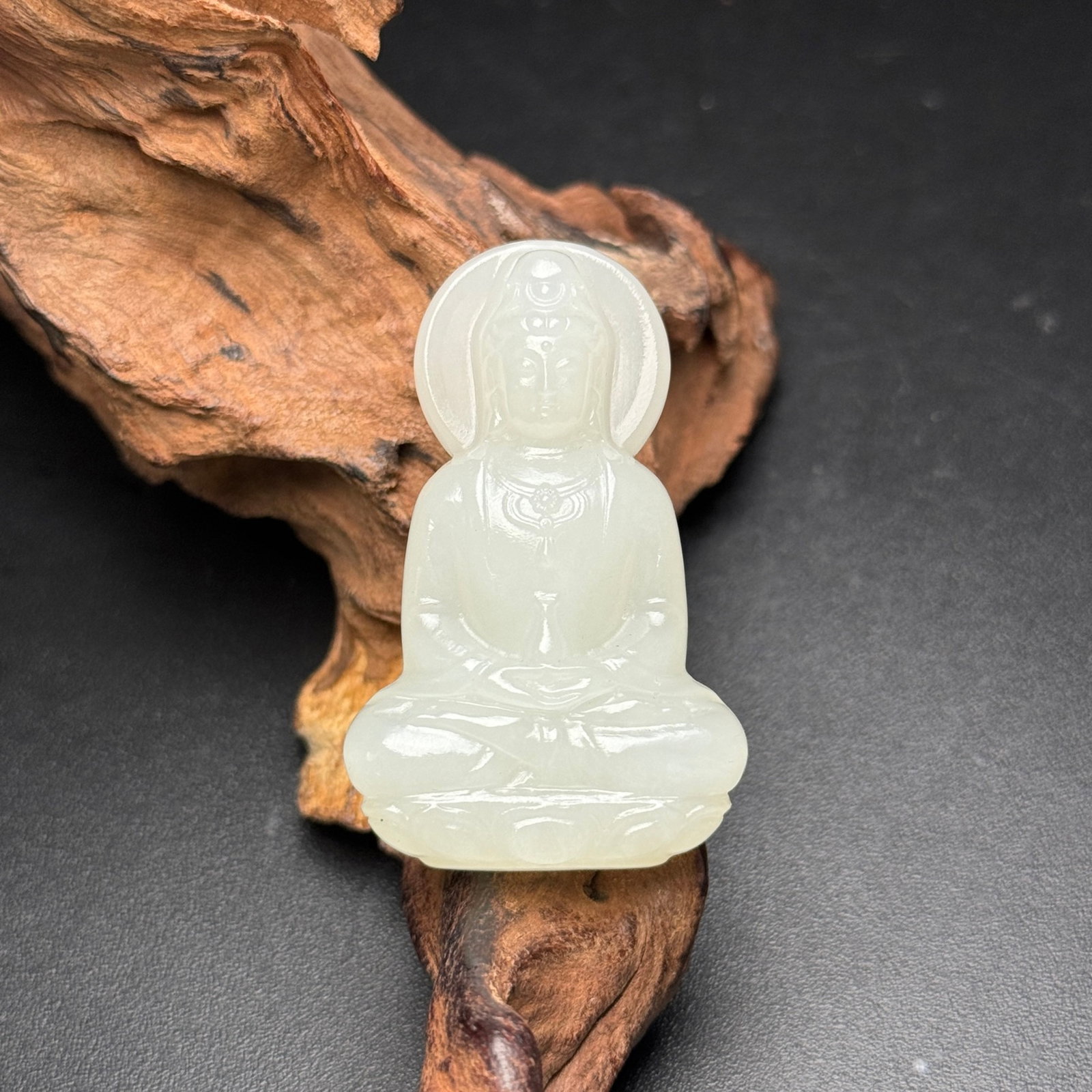 An Exquisite White Jade Statue of Avalokitesvara: An Exquisite White Jade Statue of Avalokitesvara,Qing Dynasty,China,Size:2inx1.2inx0.5in,Weight:26g 白玉观音像,中国清代