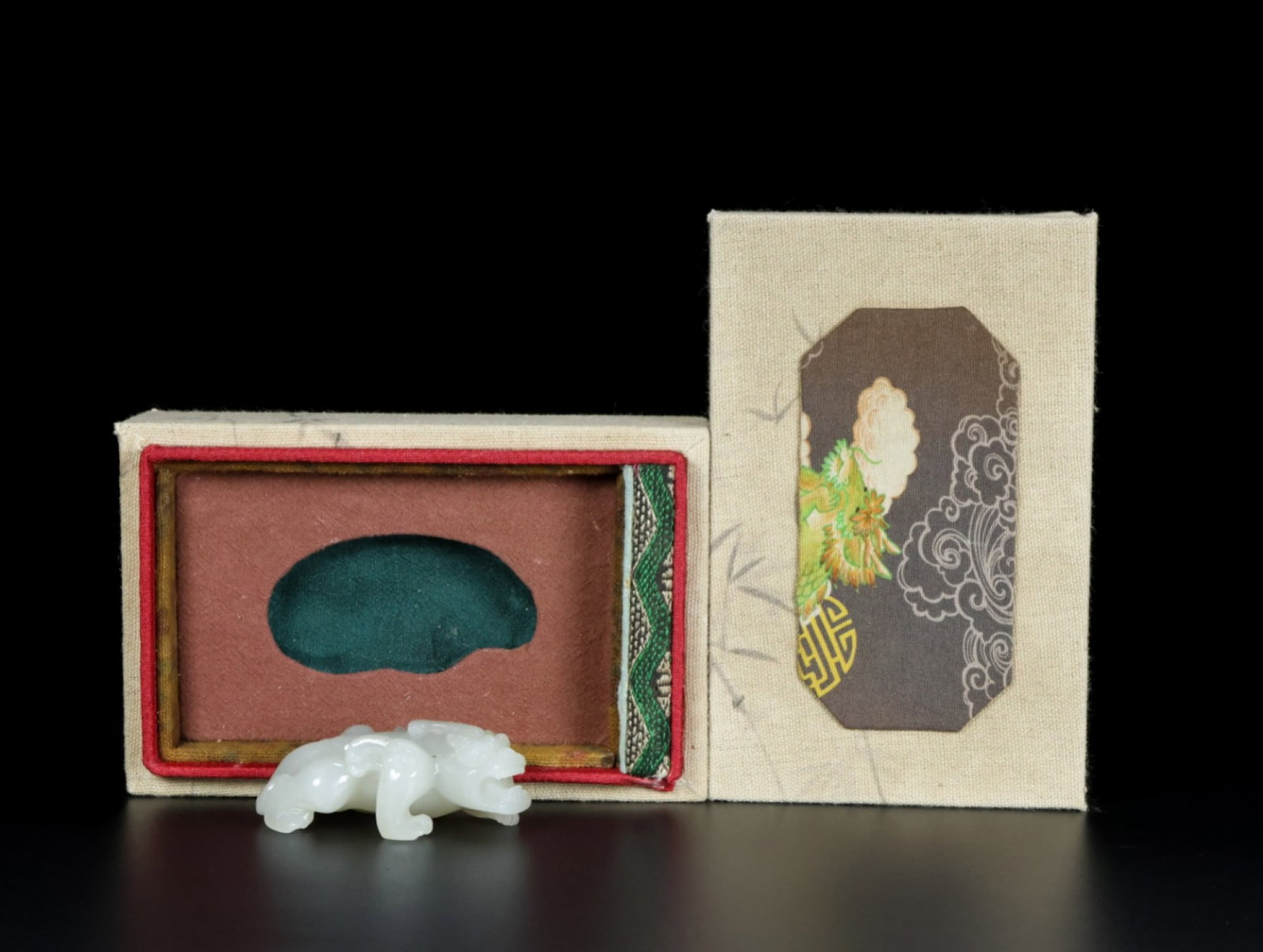 An Exquisite White Jade Auspicious Beast Ornament: An Exquisite White Jade Auspicious Beast Ornament,Qing Dynasty,China,Size:2.5inx1.3inx0.9in,Weight:60.9g 白玉瑞兽摆件,中国清代
