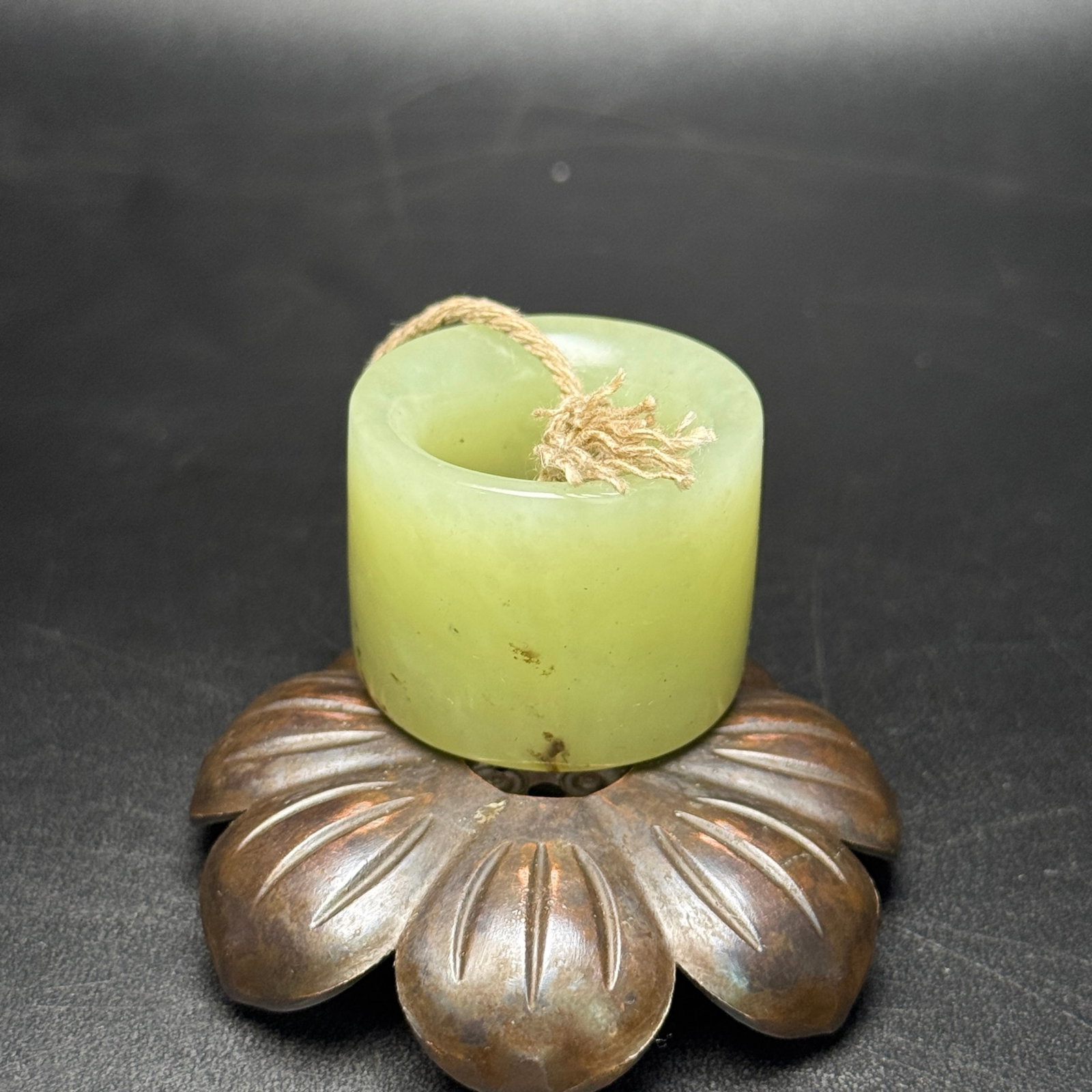 An Exquisite Yellow Jade Thumb Ring - 2