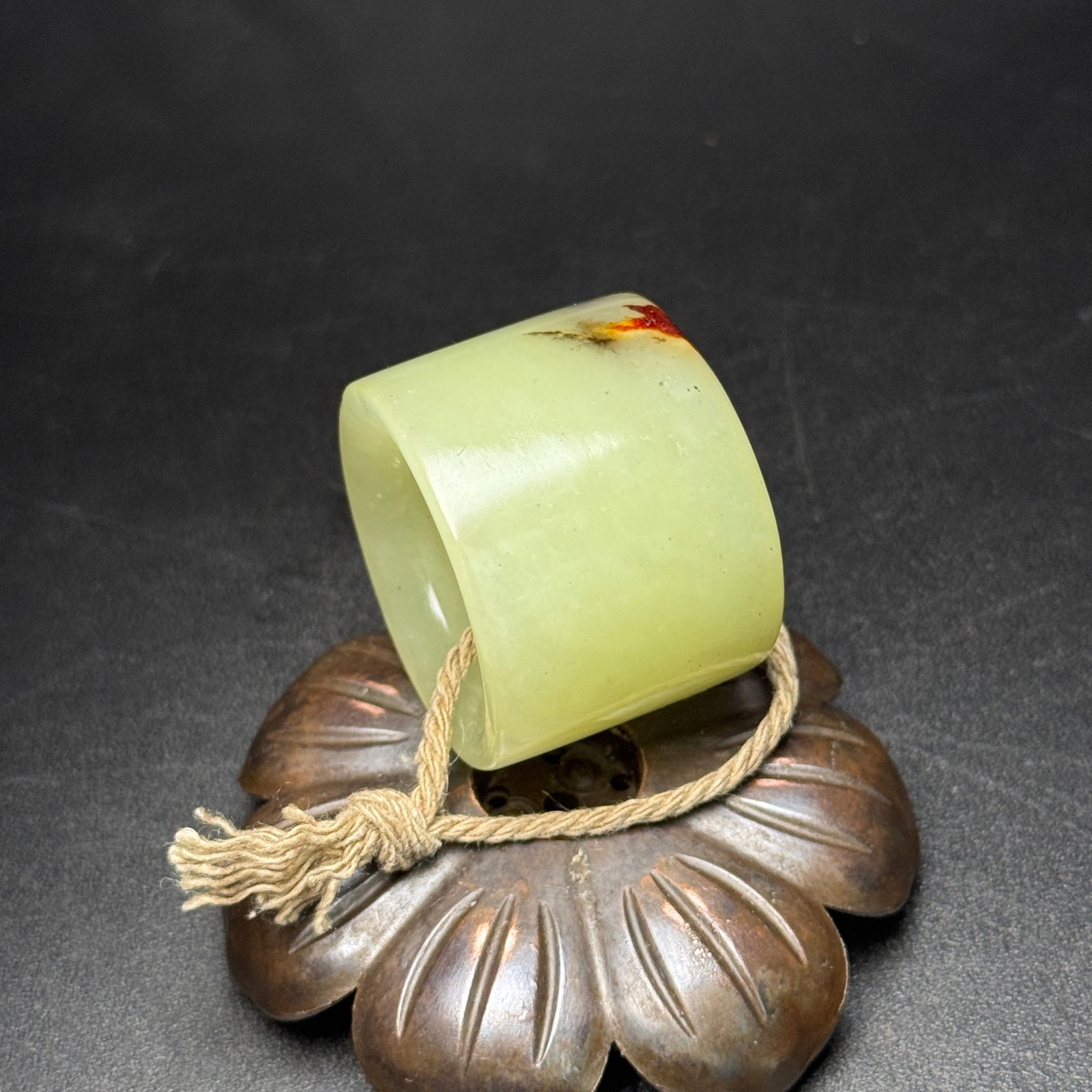 An Exquisite Yellow Jade Thumb Ring - 3