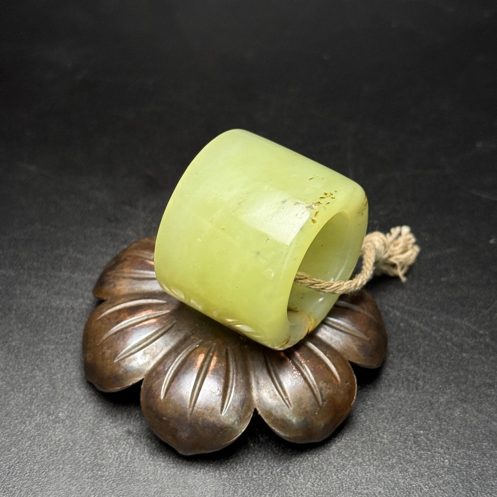 An Exquisite Yellow Jade Thumb Ring - 4