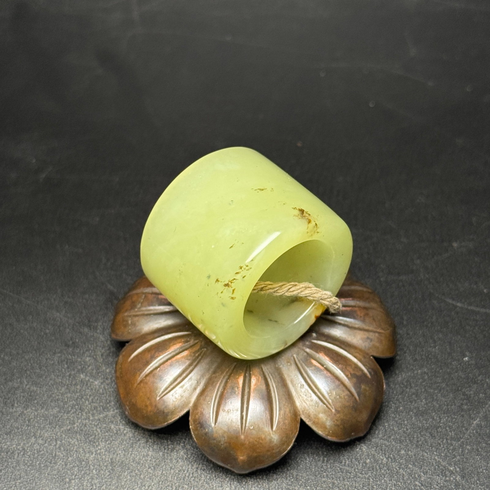 An Exquisite Yellow Jade Thumb Ring - 7