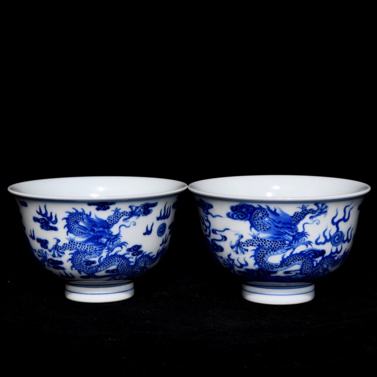 A Pair of Exquisite Blue and White Auspicious Cloud and Dragon Pattern Cups: A Pair of Exquisite Blue and White Auspicious Cloud and Dragon Pattern Cups,Qing Dynasty,China,Qianlong Six-character Mark,Size:2.3inx3.6in 一对青花祥云龙 