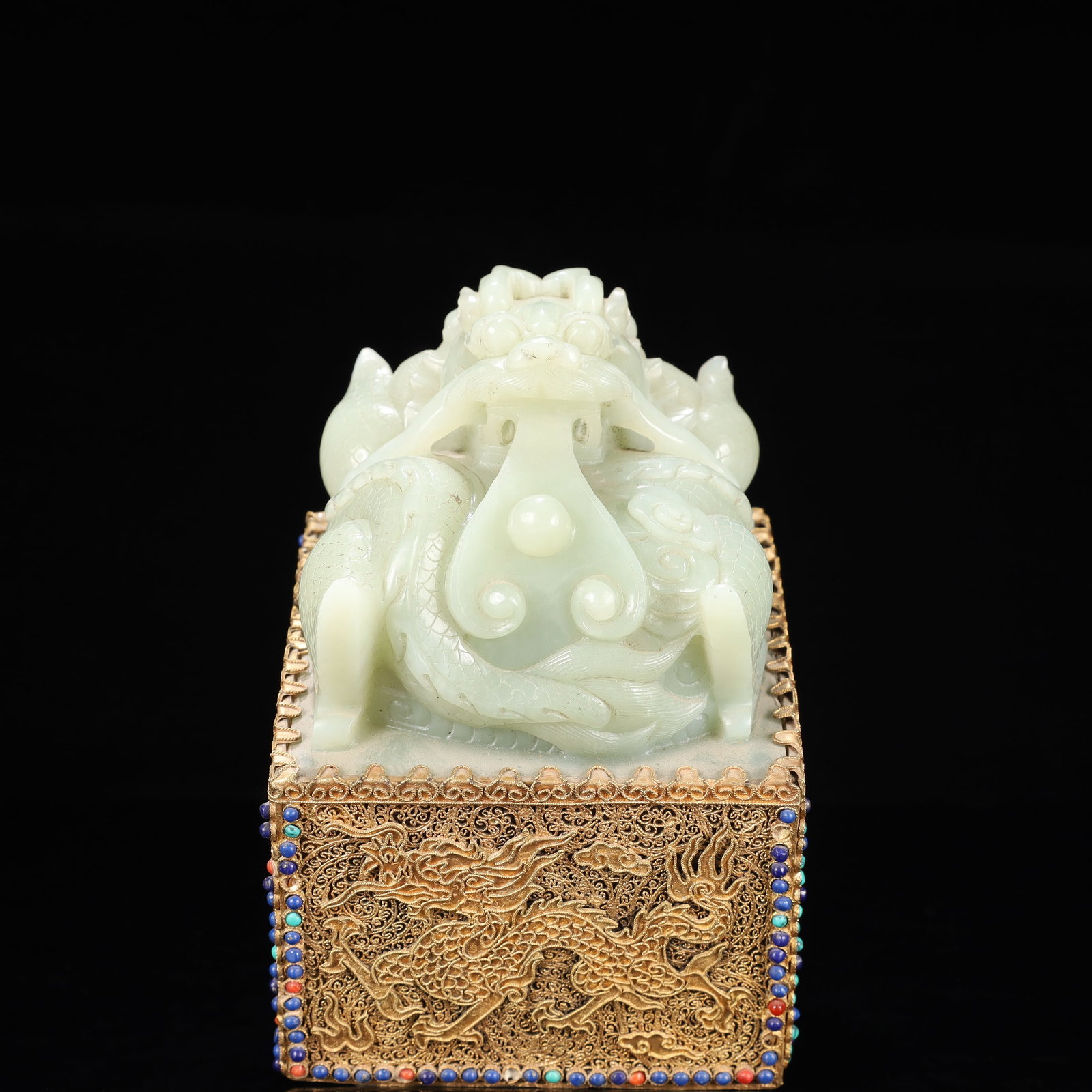 An Exquisite Flower silk gold-plated Inlaid White Jade Dragon Pattern Seal,Inlaid Gems: An Exquisite Flower silk gold-plated Inlaid White Jade Dragon Pattern Seal,Inlaid Gems,Qing Dynasty, China,Size:4.1inx4.3inx5.9in,Weight:3700g 花丝鎏金镶白玉&