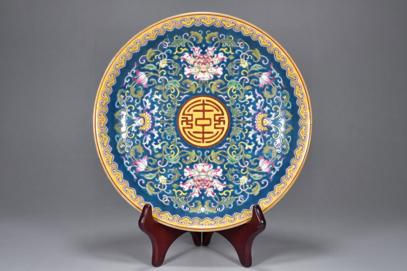 An Exquisite Enamel Gilt Lotus Pattern Plate: An Exquisite Enamel Gilt Lotus Pattern Plate,Qing Dynasty,China,Yongzheng Six-character Mark,Size:1.8inx8.7in