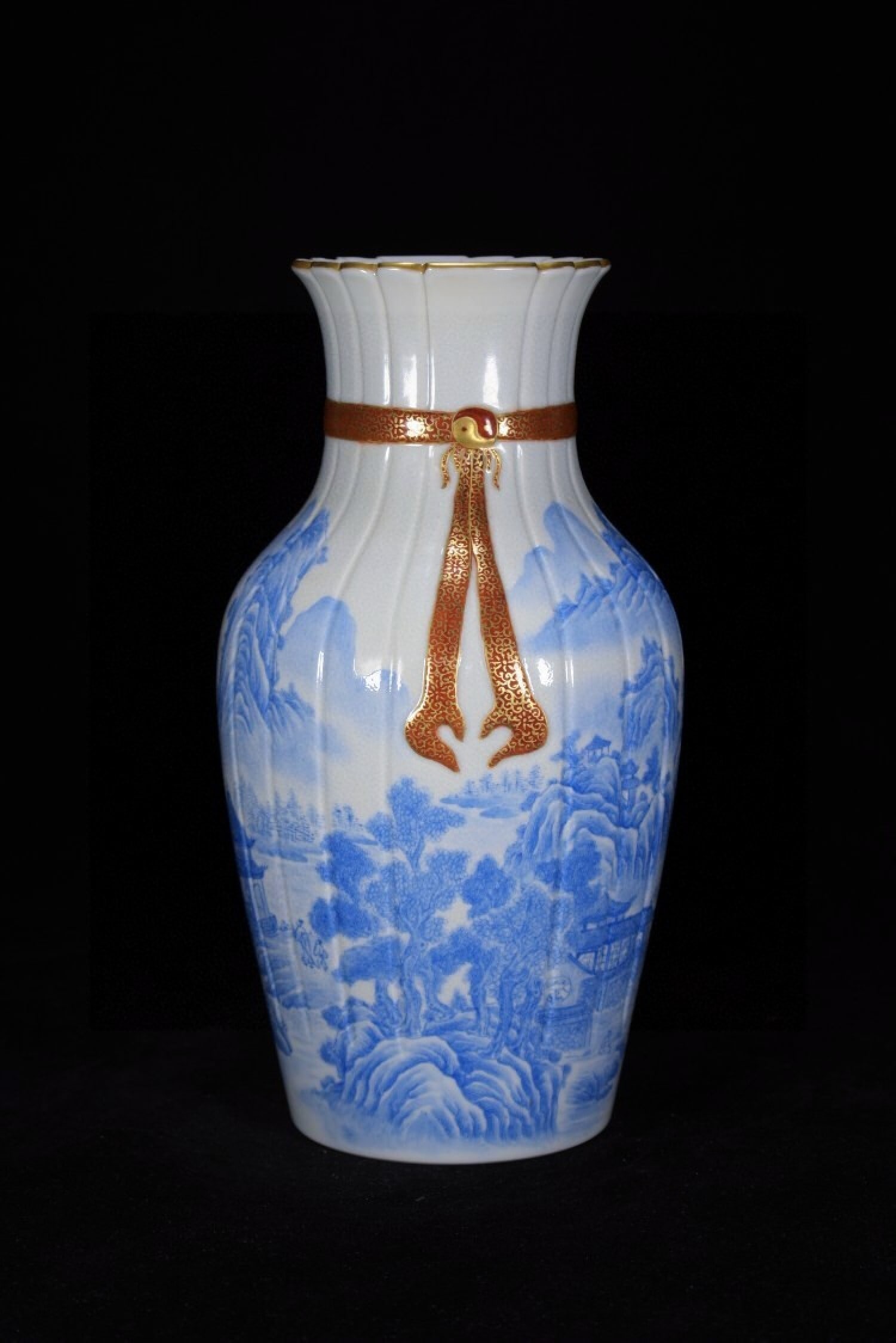 A Rare Blue and White Iron-Red Landscape and Figure Pattern Vase: A Rare Blue and White Iron-Red Landscape and Figure Pattern Vase,Qing Dynasty,China,Qianlong Six-character Mark,Size:11.8inx7.9in 青花矾红山水人物ಬ
