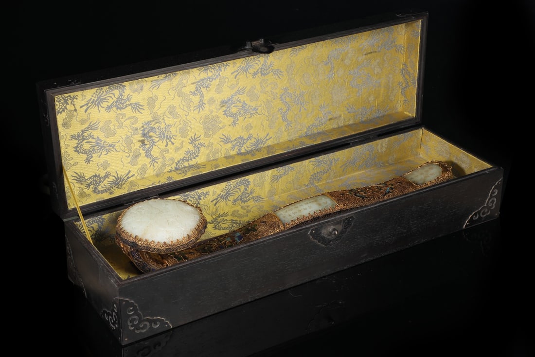 A Huge Filigree and Gilding Inlaid White Jade Auspicious Cloud and Dragon Pattern Ruyi,with poem: A Huge Filigree and Gilding Inlaid White Jade Auspicious Cloud and Dragon Pattern Ruyi,with poem,Qing Dynasty,China,Qianlong Four-character Mark,Size:20.1inx4.9in,Weight:2138g