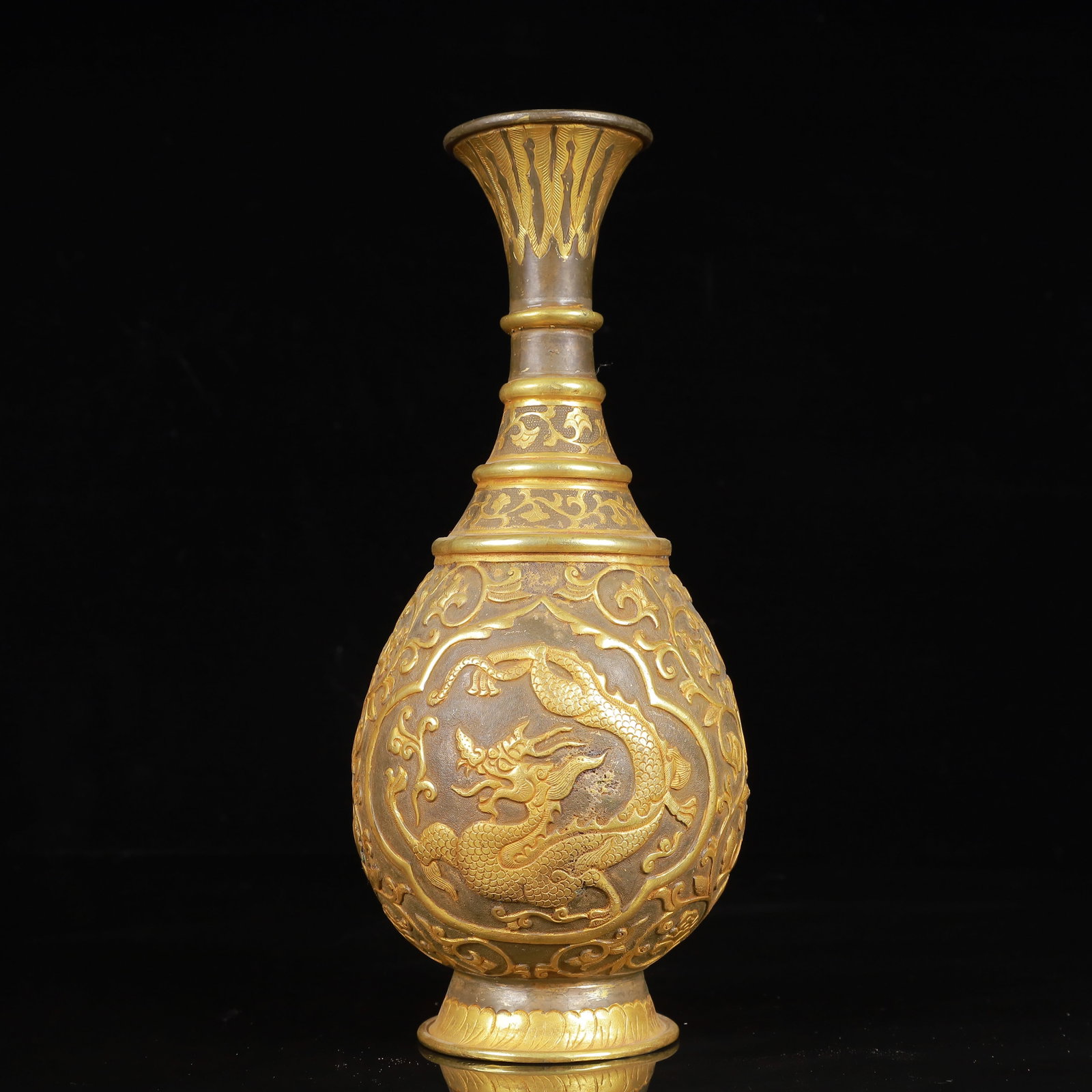 An Exquisite Gilt Silver Dragon and Phoenix Pattern Vase: An Exquisite Gilt Silver Dragon and Phoenix Pattern Vase,Tang Dynasty,China,Zhenguan Four-Character Mark,Size:4.3inx9.8in,Weight:650g 银鎏金龙凤纹瓶,中&