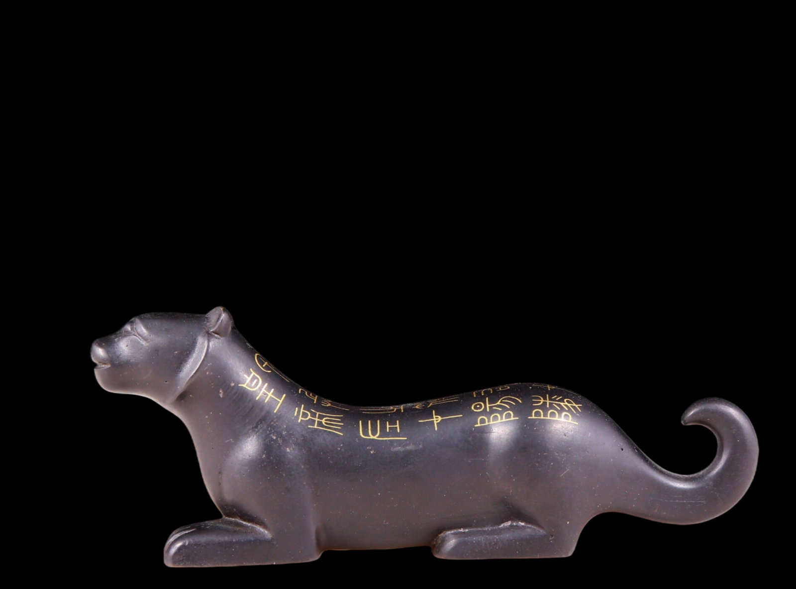 A precious bronze inlaid gold tiger ornament: A precious bronze inlaid gold tiger ornament ancient times, Size: 3.9inx0.8inx1.6in, Weight: 245g 铜嵌金虎符，远古时期