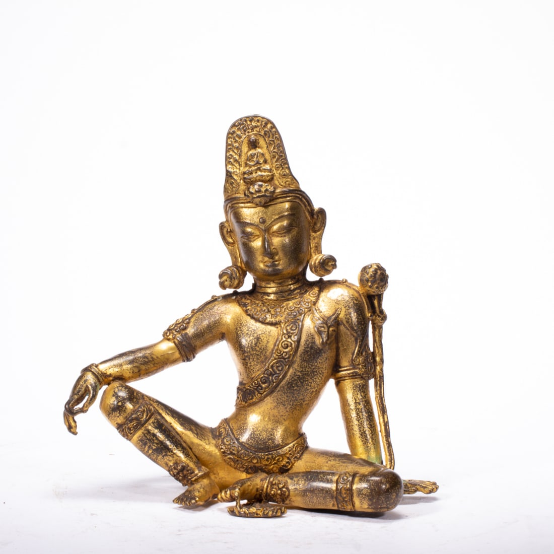 A Solemn Gilt Bronze Statue of Avalokitesvara: A Solemn Gilt Bronze Statue of Avalokitesvara,Ming Dynasty,China,Size:9.4inx3.9inx9.4in,Weight:2950g 铜鎏金观音像,中国明代