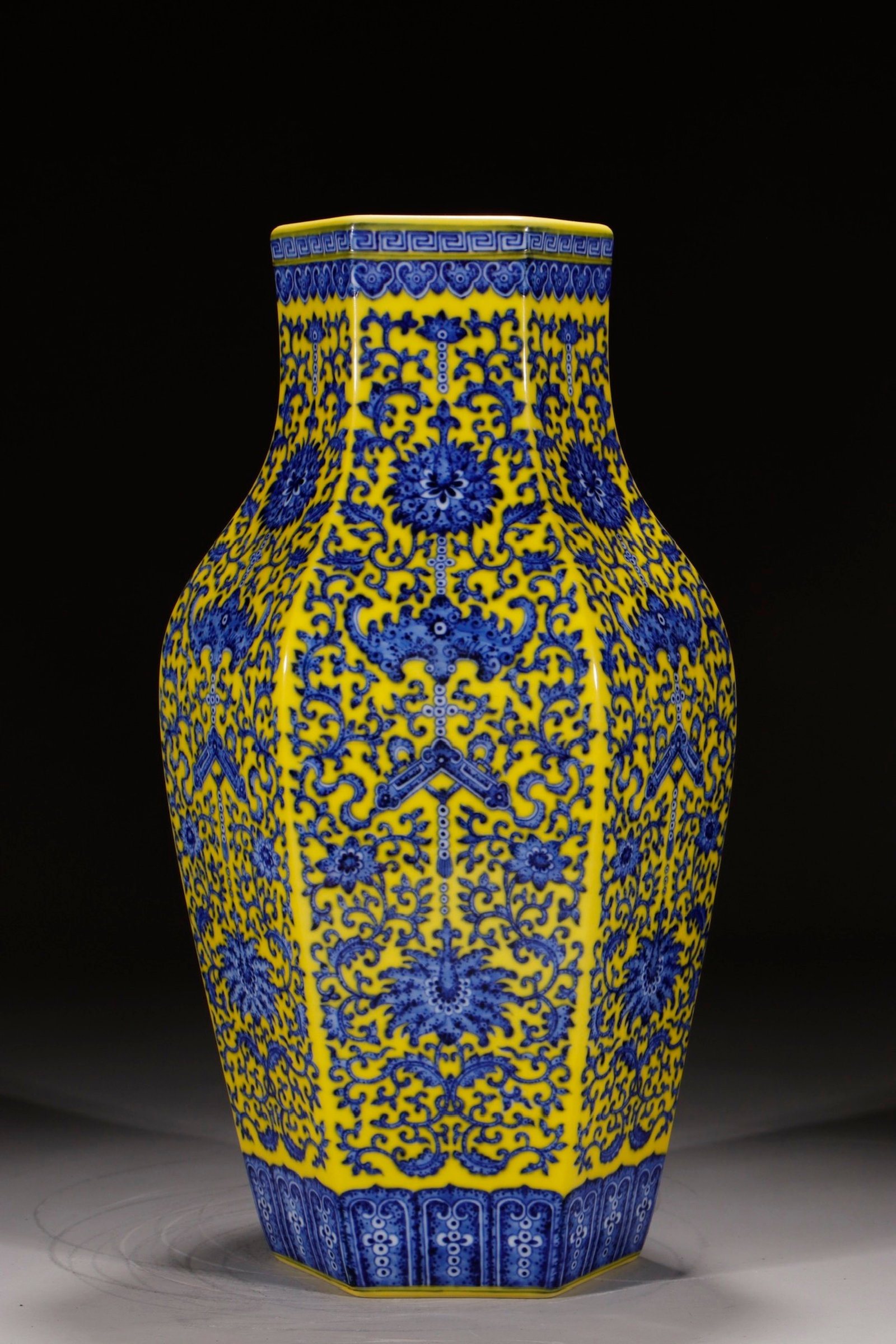A Huge Yellow Ground Blue and White Lotus and Bats Pattern Vase: A Huge Yellow Ground Blue and White Lotus and Bats Pattern Vase,Qing Dynasty,China,Qianlong Six-character Mark,Size:15.7in 黄地青花缠枝莲蝙蝠ń