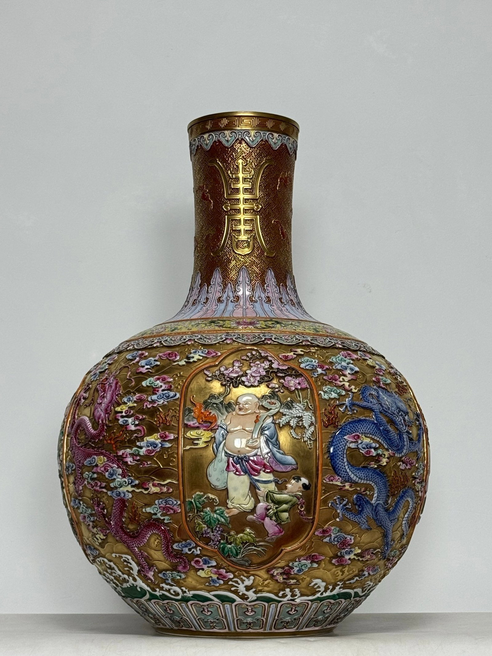 A Huge Famille-Rose Gold Ground Figure Seawater Auspicious Cloud and Dragon Pattern Vase: A Huge Famille-Rose Gold Ground Figure Seawater Auspicious Cloud and Dragon Pattern Vase,Qing Dynasty,China,Qianlong Six-character Mark,Size:21.7inx16.1in 粉彩金地人Ĥ