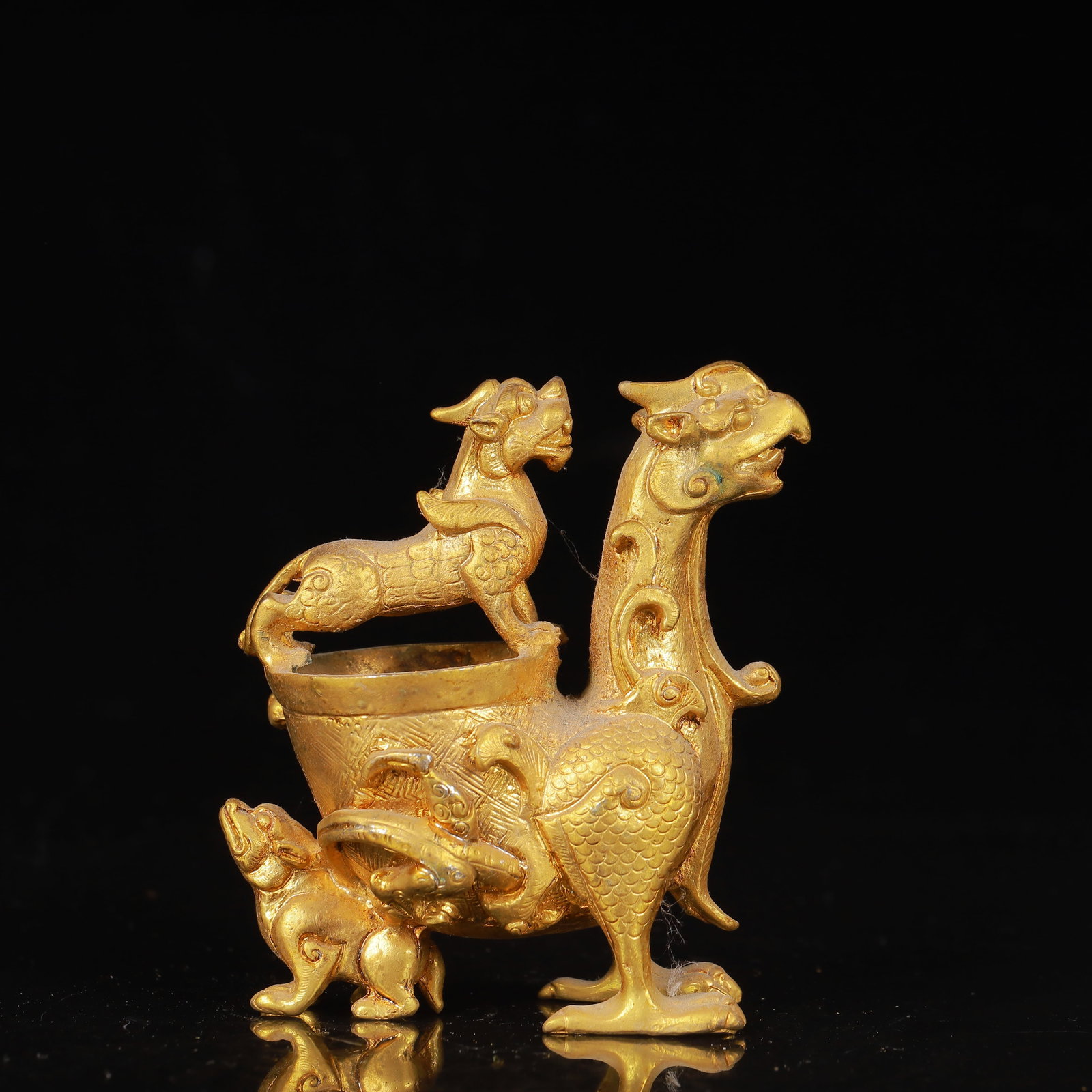 An Exquisite Gilt Bronze Auspicious Beast Ornament: An Exquisite Gilt Bronze Auspicious Beast Ornament,Qing Dynasty,China,Size:4.3inx1.2inx3.9in,Weight:532g 铜鎏金瑞兽摆件,中国清代