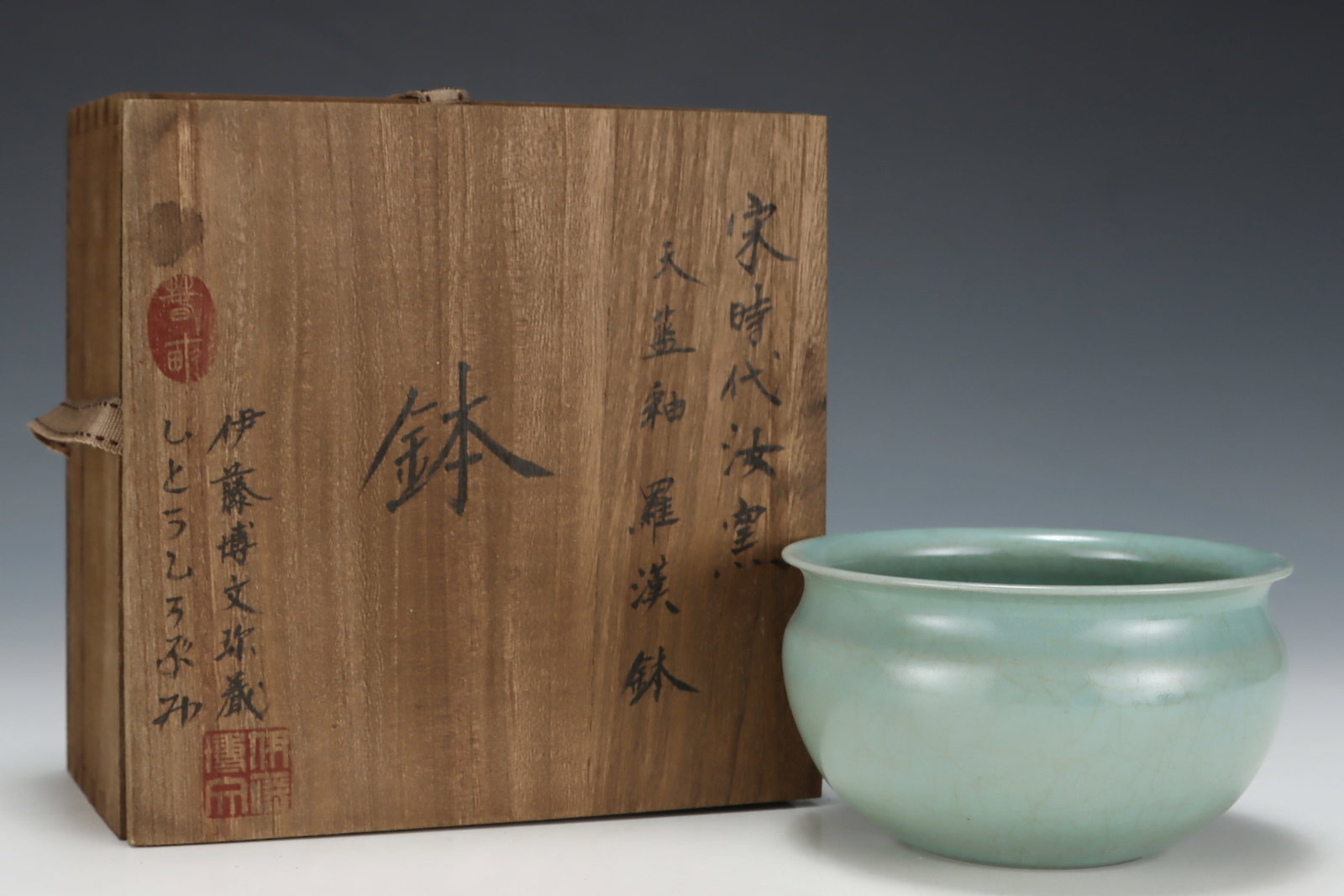 An Exquisite Ru yao Sky Blue Glazed Jar: An Exquisite Ru yao Sky Blue Glazed Jar,Song Dynasty,China,Size:3.3inx5.6in 汝窑天蓝釉罐,中国宋代