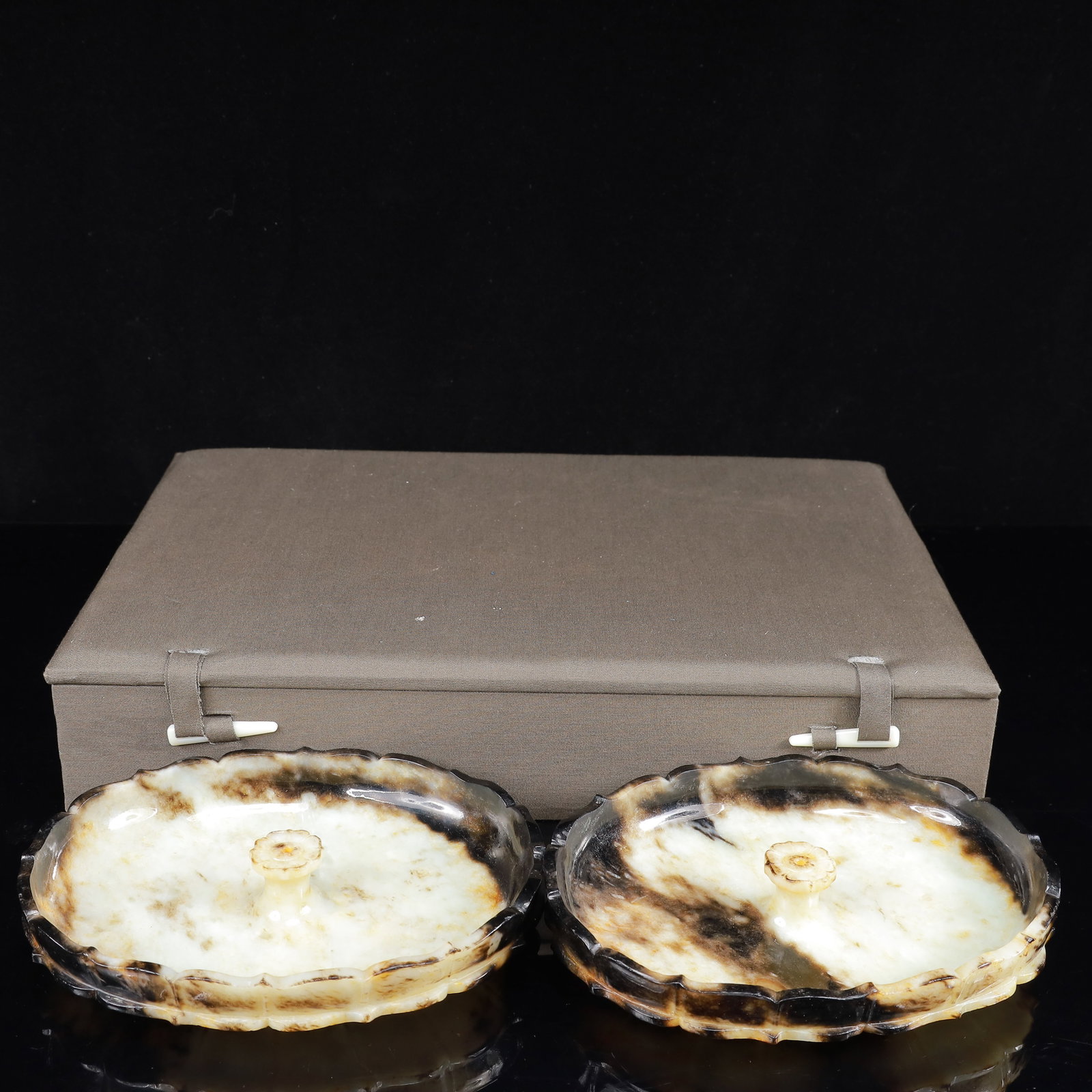 A Pair of Exquisite White Jade Incense Holders: A Pair of Exquisite White Jade Incense Holders,Qing Dynasty,China,Size:5.5inx5.1inx1.4in,Weight:848g 一对白玉香插,中国清代